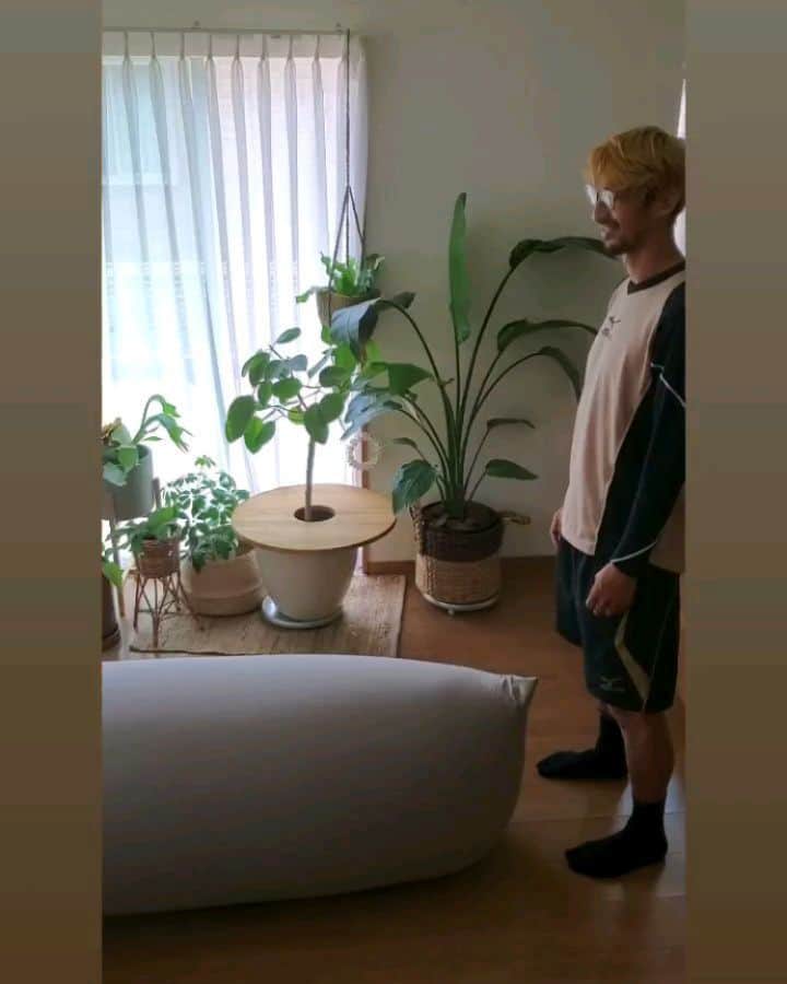 橋本和のインスタグラム：「お家にいる時間どうしてますか？  体を少しでも動かして  体に気持ちに刺激を与えてみよう！  という企画に賛成です！  なかなか厳しい時期が続きますが  楽しく過ごすひとつの方法かと思います  #おうち時間 #おうちトレーニング #yogiboトレーニング #トレーナーのっち #ひとつでも #夢中になれる #時間 #僕も #心がけてます #mizuno #クロスコレクト #まだまだ頑張ります #wataru2」