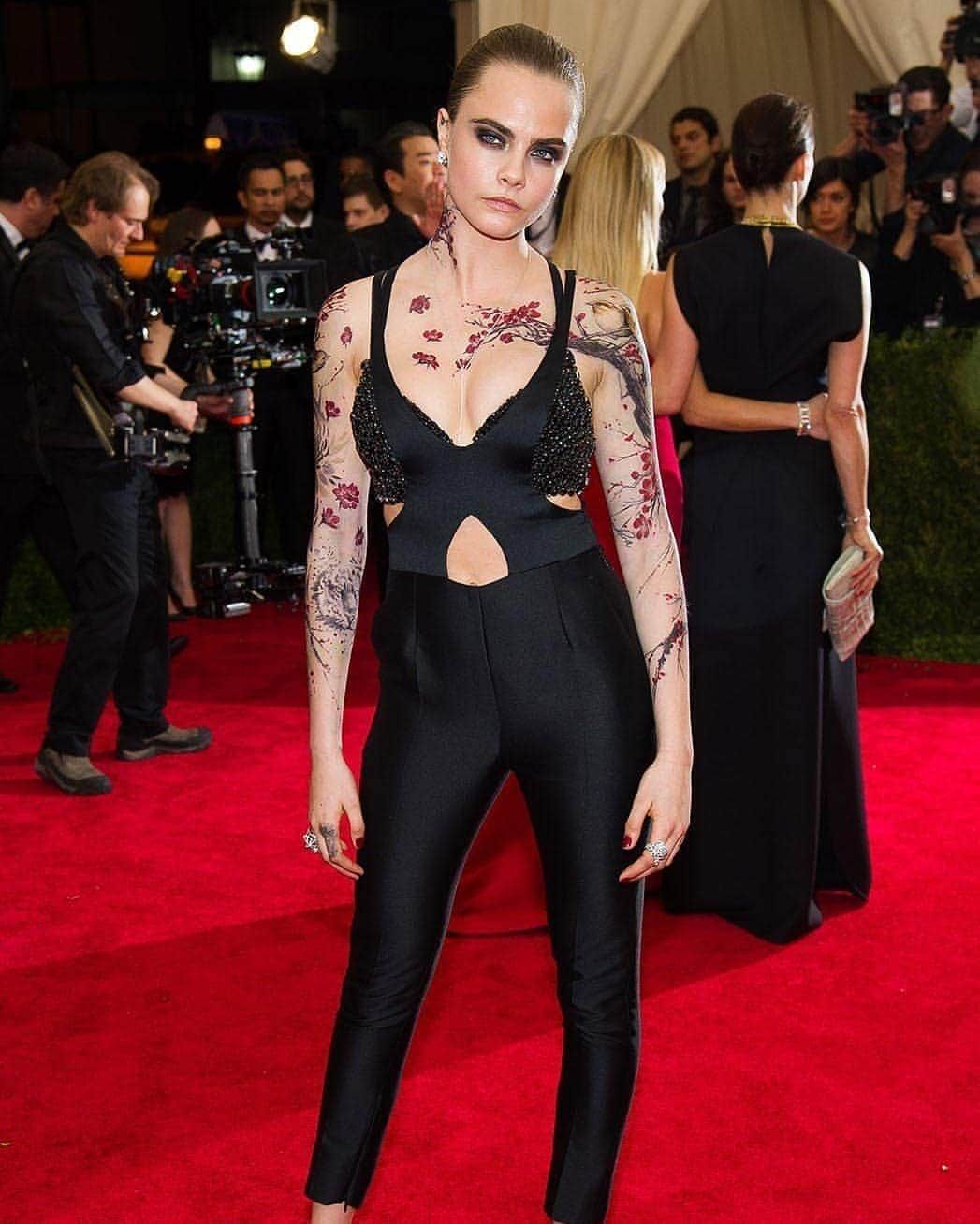 カーラ・デルヴィーニュさんのインスタグラム写真 - (カーラ・デルヴィーニュInstagram)「Looking back on past year's Met Gala looks...Quite a stark contrast to the sweatpants I haven't taken off in weeks.」5月5日 12時37分 - caradelevingne