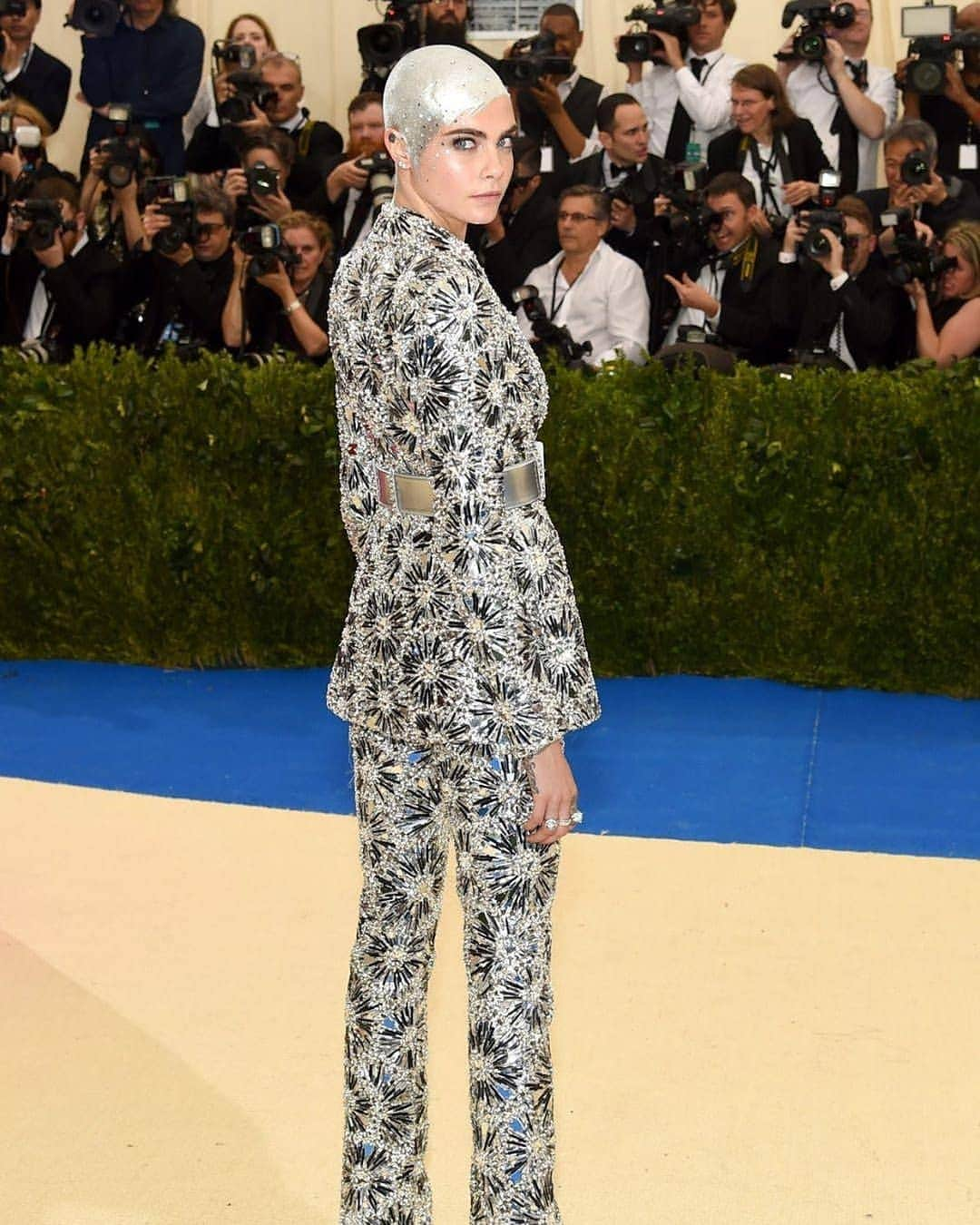 カーラ・デルヴィーニュさんのインスタグラム写真 - (カーラ・デルヴィーニュInstagram)「Looking back on past year's Met Gala looks...Quite a stark contrast to the sweatpants I haven't taken off in weeks.」5月5日 12時37分 - caradelevingne