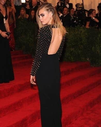 カーラ・デルヴィーニュさんのインスタグラム写真 - (カーラ・デルヴィーニュInstagram)「Looking back on past year's Met Gala looks...Quite a stark contrast to the sweatpants I haven't taken off in weeks.」5月5日 12時37分 - caradelevingne