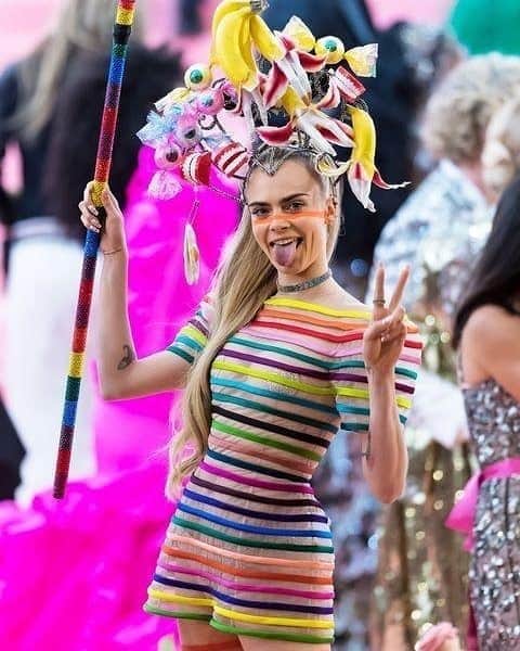 カーラ・デルヴィーニュのインスタグラム：「Looking back on past year's Met Gala looks...Quite a stark contrast to the sweatpants I haven't taken off in weeks.」