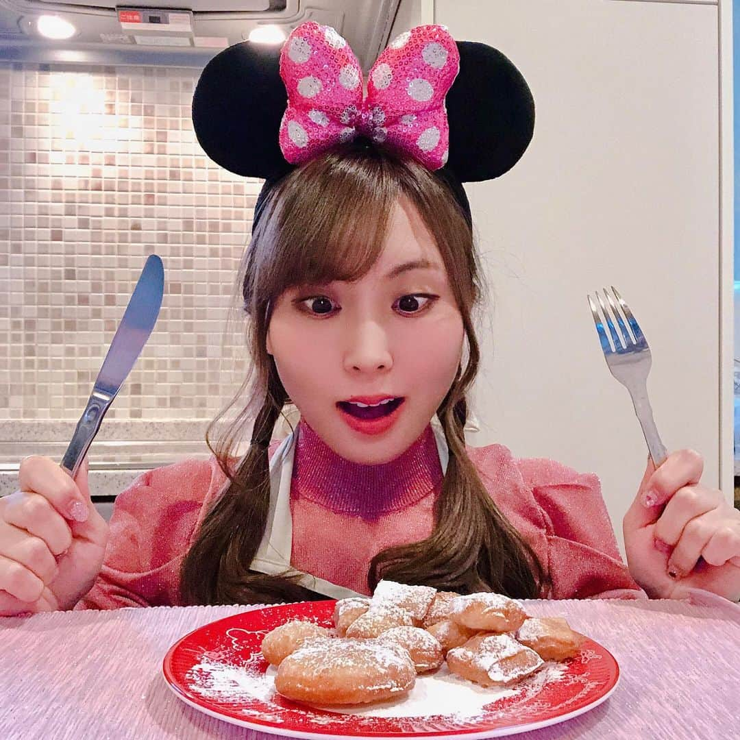 住吉珠貴(たまちゅーーーぶ)のインスタグラム：「やっほー💓﻿ ﻿ ﻿ この間動画でも出したんだけど﻿ ﻿ ﻿ 👑プリンセスと魔法のキス❤️でも登場したベニエ﻿ ﻿ ﻿ をつくってみたよ🍓﻿ ﻿ ﻿ ディズニーの公式で公開されたレシピなの🥰﻿ ﻿ ﻿ 作るの難しかったけどフワフワで美味しかった🎀﻿ ﻿ ﻿ 次はなんの再現料理してみよっかな😍﻿ ﻿ ﻿ #youtuber #たまちゅーぶ #住吉珠貴 #おうち時間#disney #ベニエ #disneymasicmoments #Benier #cooking」