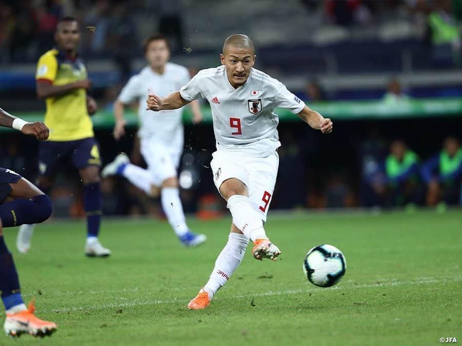 日本サッカー協会さんのインスタグラム写真 - (日本サッカー協会Instagram)「今日は#こどもの日 🎏 ・ #U23日本代表 の #前田大然 選手（CSマリティモ）が【私の好きな本📖】と題したインタビューで、娘さんと読んでいる絵本を紹介してくれています。 JFA.jpに掲載していますので、ぜひチェックしてください🔎 ✅http://www.jfa.jp/national_team/u23_2020/news/00024859 ・ ちなみに2枚目は、2019年6月13日に広報スタッフが撮影した#コパアメリカ での写真📸😉期間中に第一子が誕生した前田選手をチームがお祝いしたときの一枚です。 ・ みなさんも、楽しいこどもの日を過ごしてください！😊 ・ #jfa #daihyo #SportsAssistYou #StayHome ・ @m_daizen0827」5月5日 12時48分 - japanfootballassociation