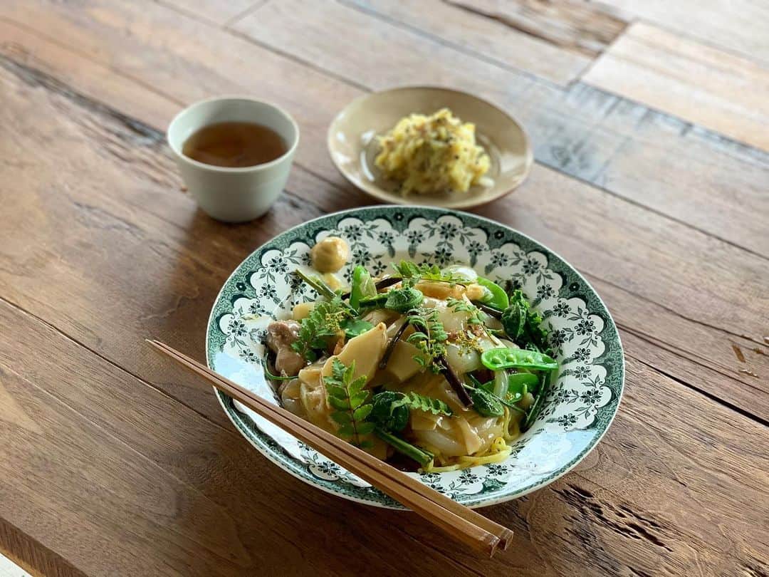 青山有紀さんのインスタグラム写真 - (青山有紀Instagram)「ランチ。 京たけのこと天然わらび、こごみ、スナップえんどう、鶏肉のあんかけ焼きそば。たけのこを煮たお出汁と鶏肉の蒸し汁を葛あんにしました。辛子と合う🙆‍♀️ 蒸しさつまいものサラダ🍠 #青山有紀 #青山有紀ごはん  #寿養茶　@juyo_cha」5月5日 12時59分 - yukiaoya