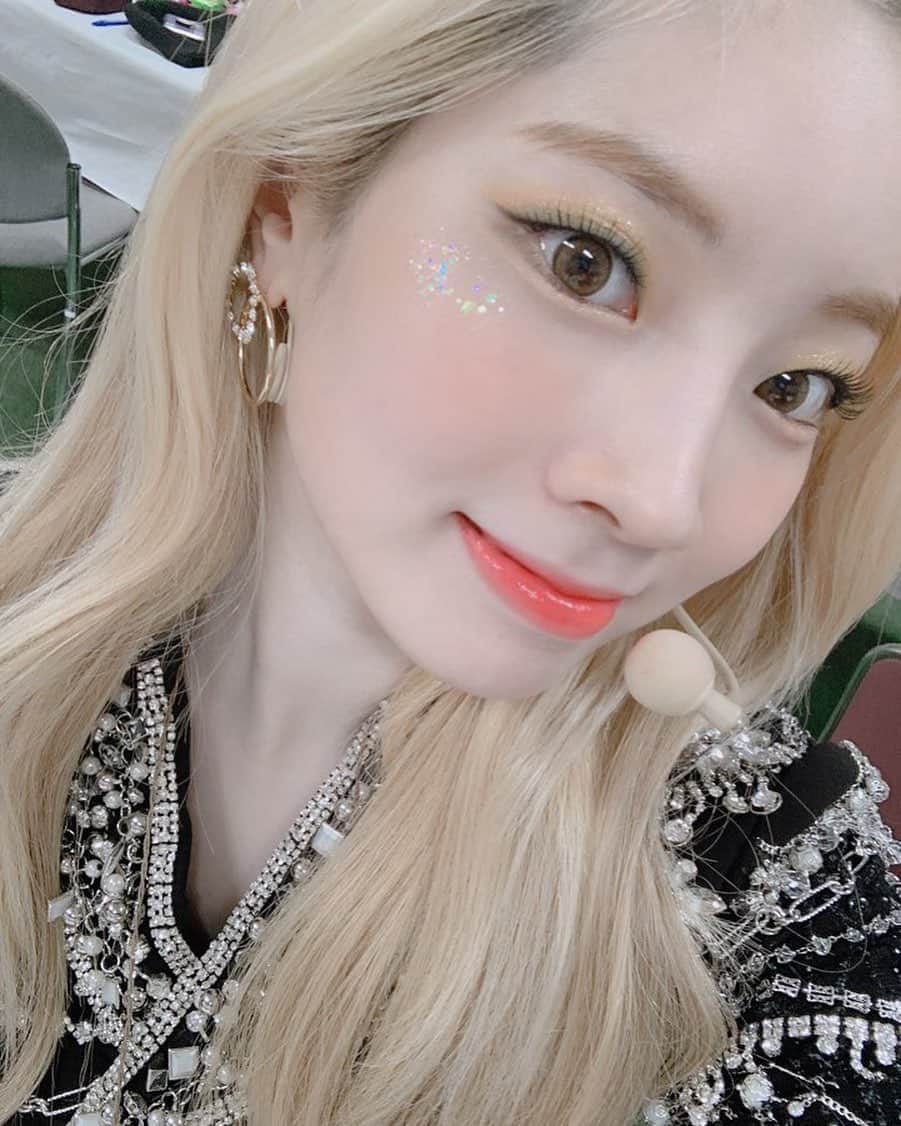 ダヒョンのインスタグラム：「[200505] World Tour セルフィ<Dahyun> 💕 ⠀⠀⠀ ⠀  IS SHE REAL 🥺 ⠀⠀⠀ ⠀  #dahyun #ダヒョン #多賢 #다현 #트와이스 #twice #トゥワイス ©️youtube originals」
