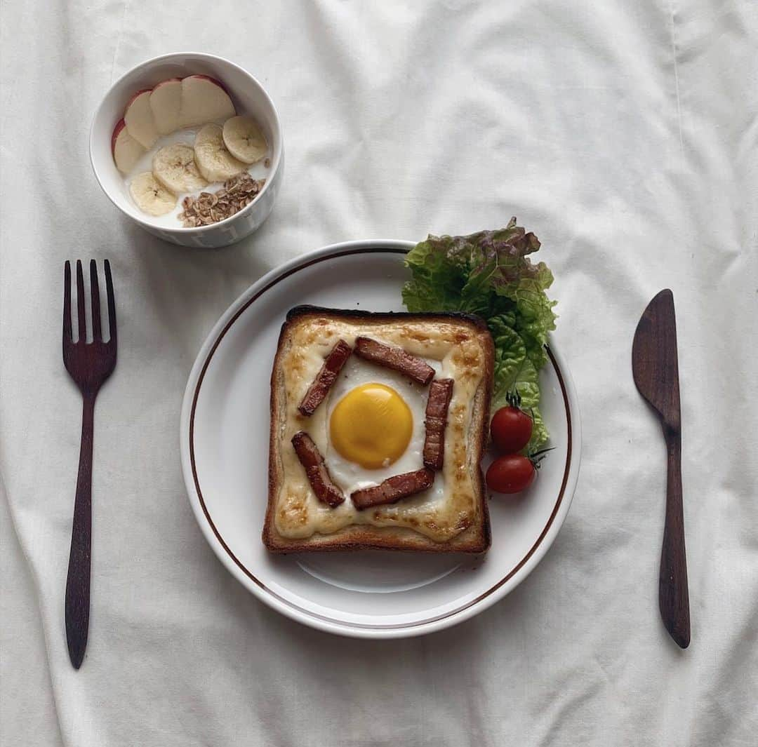 野村明日香さんのインスタグラム写真 - (野村明日香Instagram)「﻿ ﻿ \  breakfast /﻿ ﻿ おうちでもカフェ気分 ✩⡱﻿ ﻿ ずっとやってみたかったこれ﻿ ラピュタパンって言うらしい🍞﻿ ﻿ ﻿ ヨーグルトメーカーもしっかり活躍中✌︎﻿ ﻿ ﻿ ﻿ #おうち時間 #朝ごはん #おうちカフェ #トーストアレンジ #ラピュタパン #おうちご飯 #朝ごはんプレート #焦がしマヨたまトースト #焦がしマヨトースト #トースト #食パンアレンジ #食パン #食パンレシピ #トーストレシピ #モーニングプレート #パン好き #ベーコンエッグトースト #目玉焼きトースト#ヨーグルト #フルーツヨーグルト #ヨーグルトメーカー #りんご #バナナ」5月5日 13時07分 - asu__ka26