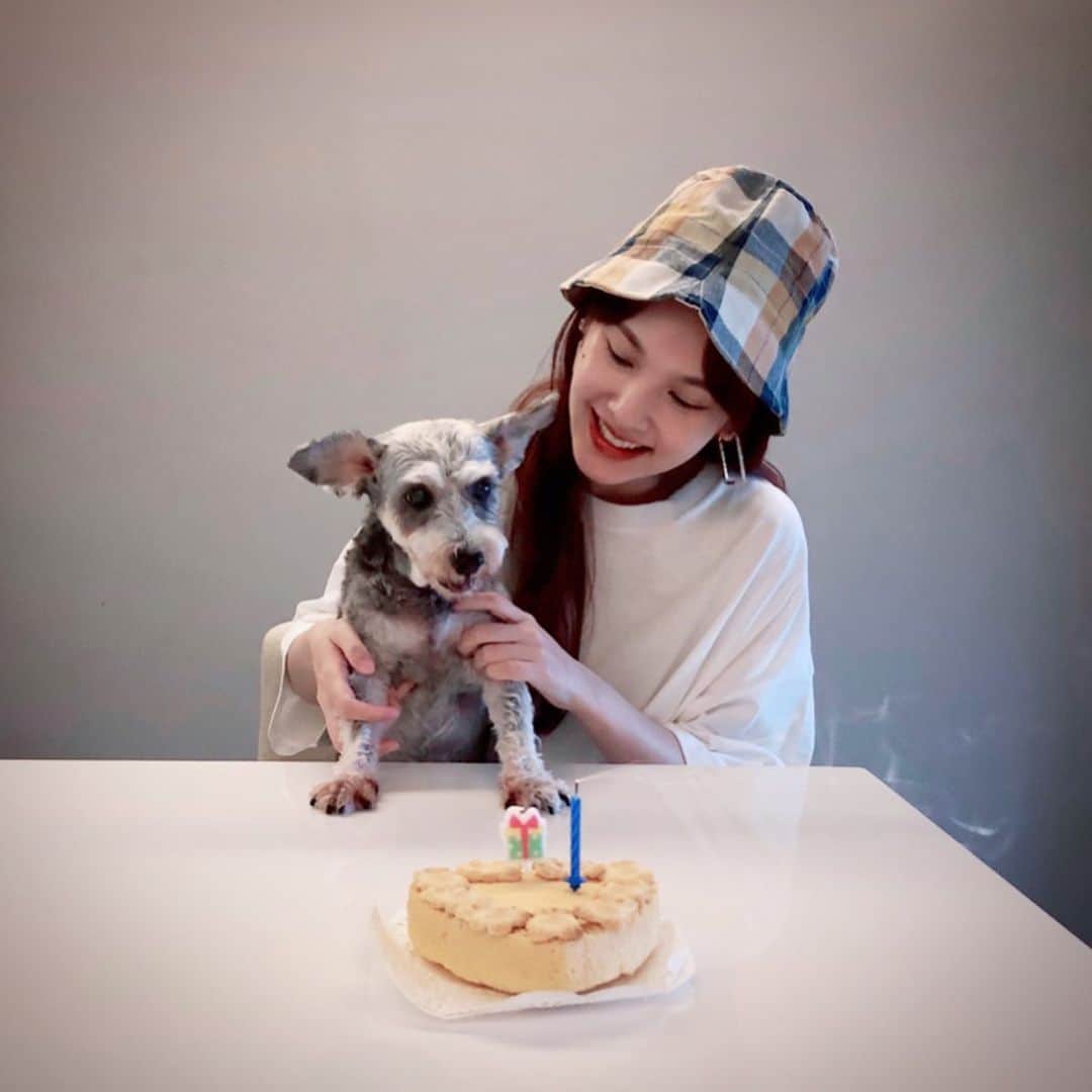 のインスタグラム：「❤️❤️❤️ Yumi no乖，媽咪的心肝寶貝～ 謝謝妳陪了我15年。 願妳身體健康，天天開心，吃好睡好。擁有妳，就是我最大的幸福！ 真的好愛好愛妳... 生日快樂🤗 另外預告一下，本週Vlog跟Yumi有關喔～ P. S 謝謝姨媽 也就是我姐做的蛋糕🎂  #happybirthday  #15yearsold」