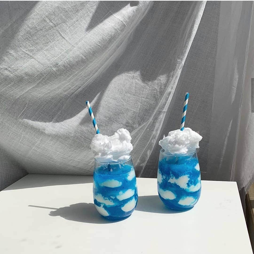 4meee!さんのインスタグラム写真 - (4meee!Instagram)「”お家の中でも爽快な夏気分”☁️ 夏の爽快感を表したような青空ゼリーはご存知？ 爽快感の溢れるおやつで、簡単にできちゃう！  ソーダやサイダーを注いだり、 お菓子をトッピングしたりお酒を混ぜたりと アレンジの幅は無限♡ ・ ・ ・ 【青空ゼリーの作り方】  ⑴ブルーハワイ・水・レモン・溶かしたゼラチンを入れてよく混ぜる ⑵バッドに流して冷やして固まったらフォークで崩す🍴 ⑶グラスにゼリーとヨーグルトを交互に入れて綿あめをトッピング💯⠀ 実はこれ以外にも作り方やアレンジはあるので youtubeや、SNSで探してみてね🐰♡ ❣️ ﻿Photo by　 @riiechiii @miku_colors @kumico @vicreiravi3 @26_tsumu  #青空ゼリー#雲ゼリー#おやつ#サイダーゼリー#ソーダゼリー #ソーダアレンジ#cloudゼリー#夏ゼリー#ゼリー#ゼリーアレンジ #アレンジゼリー#ブルーハワイ#サイダー#ソーダ　#サイダーアレンジ #カフェメンユー#お家カフェメニュー#カフェグラム#お家カフェグラム #お家メニュー#手作りおやつ#手作りお菓子#手作りゼリー #お家居酒屋#映えお酒 #お家タイム#お家時間#おうちカフェ#お家ご飯#ひとりごはん」5月5日 13時02分 - 4meee_com