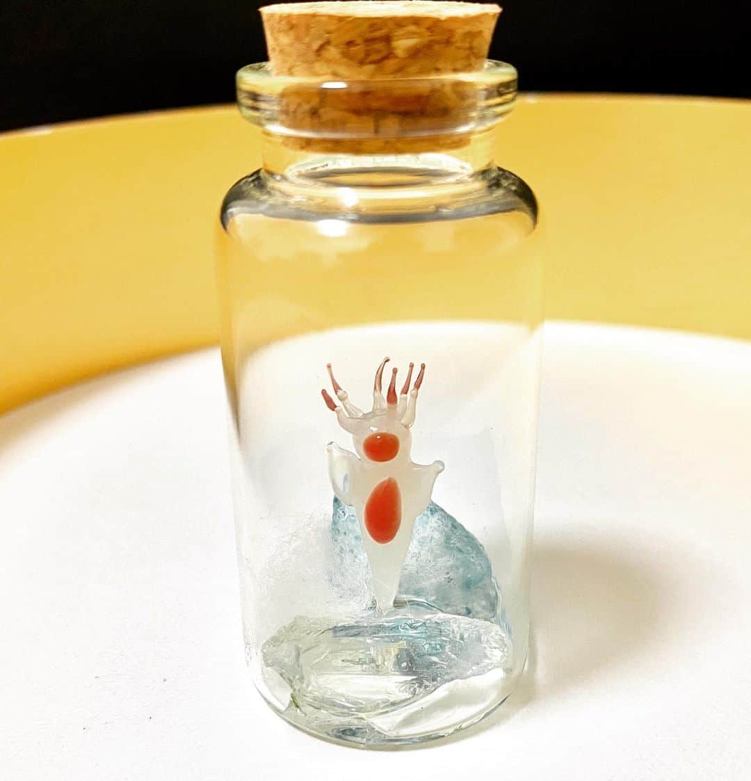 國本未華さんのインスタグラム写真 國本未華instagram 小瓶作品を作りました クリオネがご飯を食べる時の姿です 頭頂部が割れ バッカルコーン が伸びます 実はどう猛な肉食です しかし 飢餓状態に強いので 食べなくてもけっこう平気である クリオネ