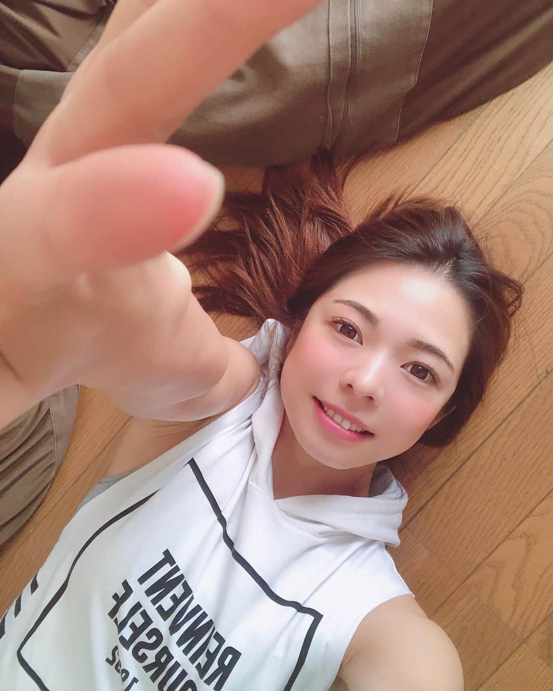神崎美羽のインスタグラム：「よしかのヨガレッスン🧘‍♀️ ありがとー！ 内職でバキバキだった体がすっきり❤️ 明日は筋肉痛になりますよーに！  #selfie #selca #yoga #training #trainingwear #stayhome」