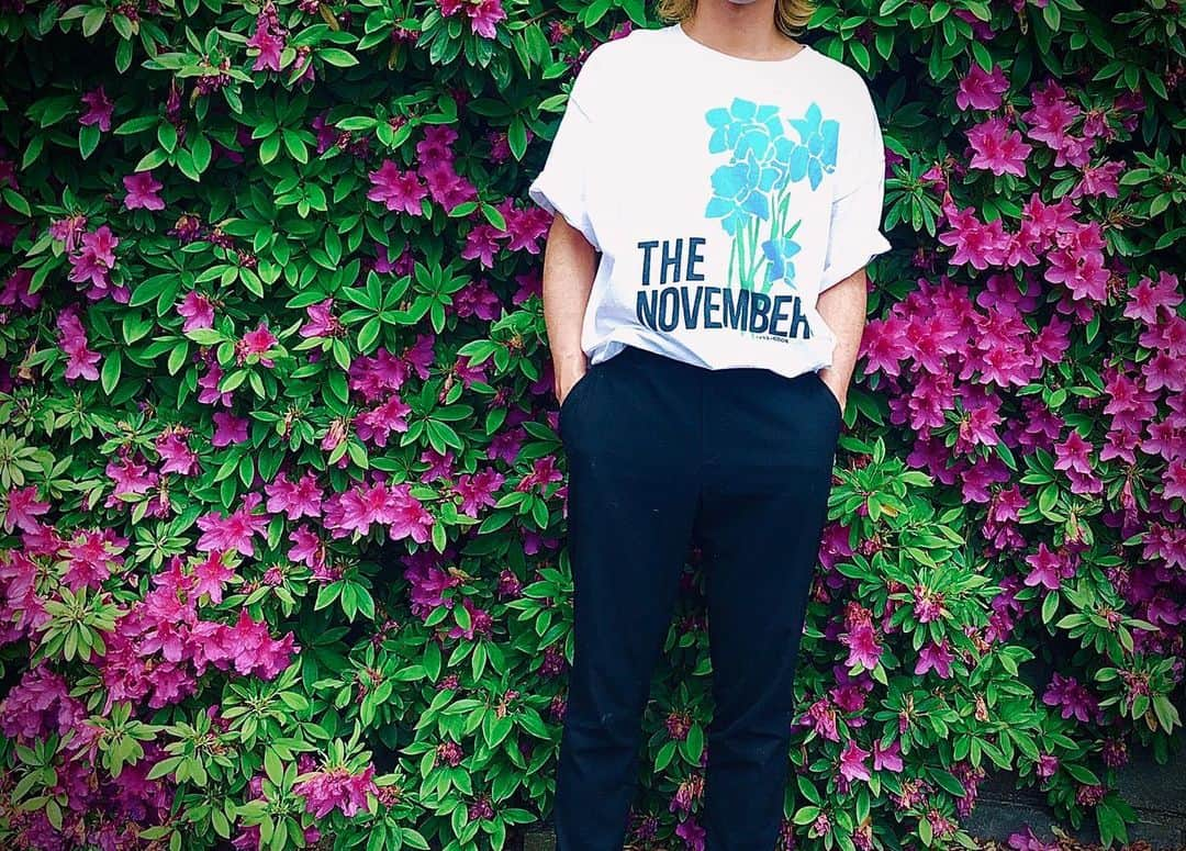 THE NOVEMBERSさんのインスタグラム写真 - (THE NOVEMBERSInstagram)「ご好評につき早々に完売しておりました This Charming T-shirt (MERZ-0203) を再販いたします。 5月下旬以降、受付順に順次発送を予定しております。 詳細はプロフィールのリンクから。  This Charming T-shirt Back in stock. Please Check Link in Bio.  #thenovembers #atthebeginning」5月5日 13時26分 - the_novembers