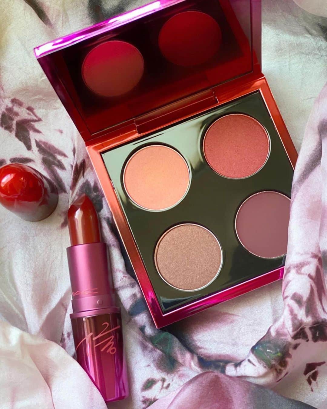 M∙A∙C Cosmetics Japanのインスタグラム：「ㅤ 新作コレクション #MACアーナーオブキングス から、ベリーカラーのアイシャドウをチョイスして女性らしく🧞‍♀️深みのあるレッドリップで大人な印象に💋 ★メイクルックは2枚目をチェック👉 ㅤ ↓↓ルック使用製品↓↓ ・スモールアイシャドウ×4 シン (パレット左上) パラディスコ／アイホール、目頭 (パレット右上) ラディー／クリース、下まぶた (パレット右下) アイムイントゥイット／目のキワ ・リップスティック [デア ユー] ※公式オンラインショップ限定発売 ㅤ ㅤ 【公式オンラインショップ限定特典】 ☑︎5/6(水) 23:59まで 全品送料無料 ☑︎初回ご購入のお客様へ10% OFFクーポンをプレゼント（クーポンコードwelcome） ㅤ MAKE UP & MODEL BY MASAMI YAMADA ㅤ #MACHonorOfKings #honorofkings #MACCosmeticsJapan #王者栄耀 #モバイルゲーム #MACCosmetics #MAC #MACコスメ #マックコスメ #コスメ #メイク #化粧品 #デパコス #コスメ部 #コスメマニア #コスメ好きさんと繋がりたい #メイク好きな人と繋がりたい #コスメ記録 #春メイク #春コスメ #新作リップ #新作コスメ #ブラウンメイク #アイパレット #アイシャドウ #アイメイク」
