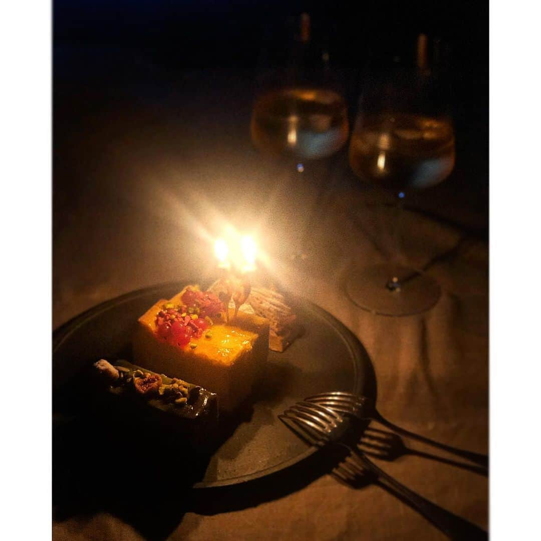 吉田怜香さんのインスタグラム写真 - (吉田怜香Instagram)「h a p p y b i r t h d a y 🎂 2020.05.05 ひと足早く33歳になった旦那さん。 . ふたりで過ごす最後の誕生日は自宅でしっぽり◎ (しっぽり🍰食べたあとはいつメンとの zoom始まってだいぶうるさかったけど) . 彼がいてくれるおかげで楽しい毎日です。 これからもマイペースによろしくお願いします😘」5月5日 13時22分 - reikayoshida_