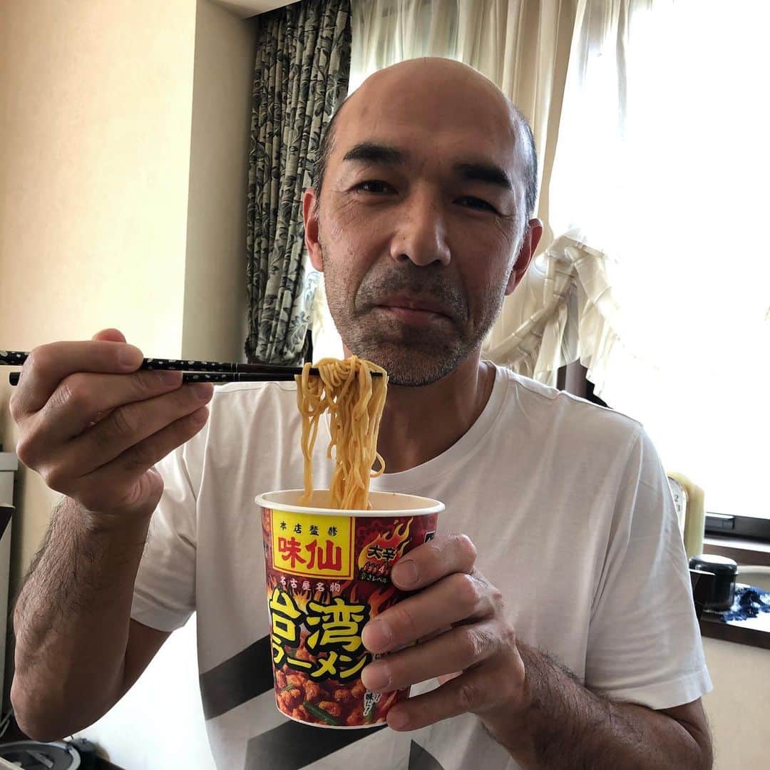 和田 一浩さんのインスタグラム写真 - (和田 一浩Instagram)「今日の昼ご飯！味仙のカップラーメン。美味しいけど早く本物が食べたい。あまり辛いのが得意じゃないからアメリカンで。 #味仙　#台湾ラーメン　#昼ごはん　#和田一浩」5月5日 13時23分 - wadakazuhiro
