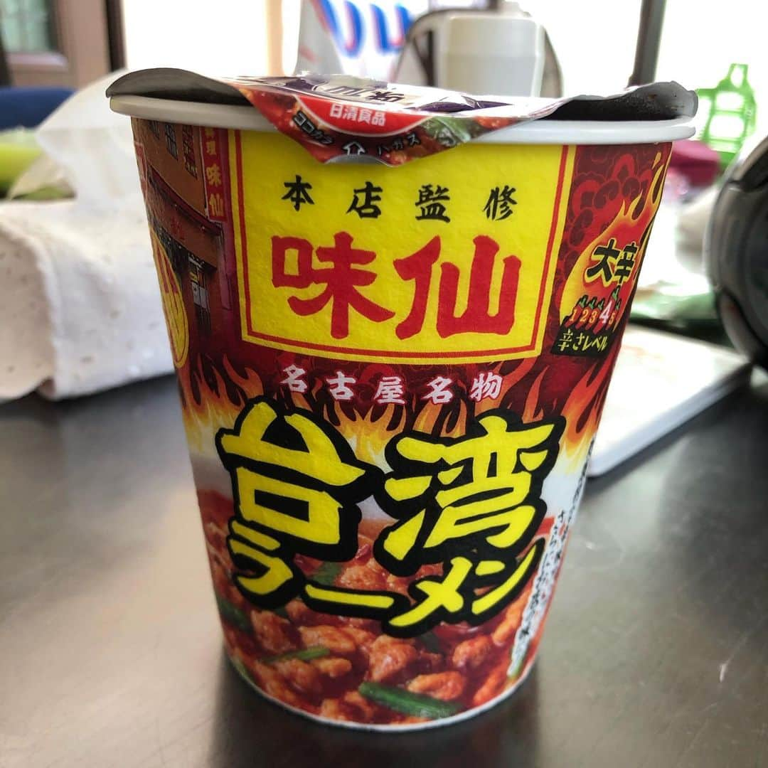 和田 一浩さんのインスタグラム写真 - (和田 一浩Instagram)「今日の昼ご飯！味仙のカップラーメン。美味しいけど早く本物が食べたい。あまり辛いのが得意じゃないからアメリカンで。 #味仙　#台湾ラーメン　#昼ごはん　#和田一浩」5月5日 13時23分 - wadakazuhiro