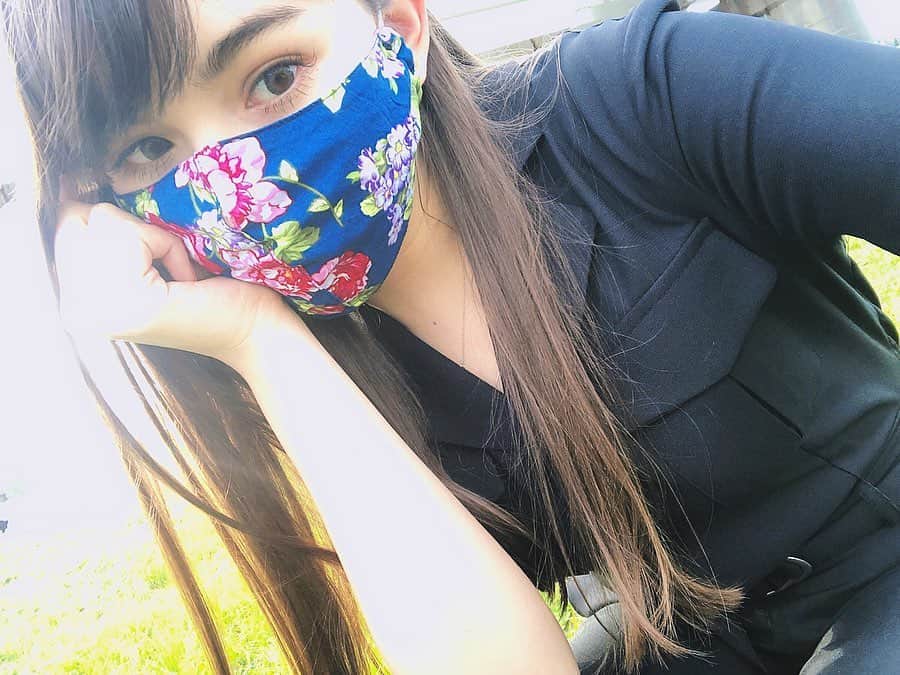 アイシスのインスタグラム：「ステイホーム期間、 みなさんいかがお過ごしでしょうか！  滝澤は今日食糧品のお買い物をしにお外に出ました🧚🏻‍♀️ 洒落乙マスクのおかげで テンションがあがりました☺️💓 ハワイアンなマスク🌺 わてくしは薔薇の柄🤤 どれもかわいい🤤 ここで買えます🤙🏻 ✨AS✨ @as11.41  https://allenatore.official.ec/  非日常が続きますが、 いちはやく自体が終息していきますように。 耐えていこ！！ #stayhome #おうち時間 #おしゃれマスク #おしゃれマスク #おしゃれマスクハマってる #お気に入り #☺️ #AS #allenatore #ステイホーム」