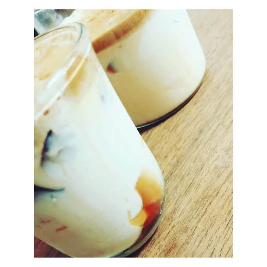 MIHOのインスタグラム：「さっきのポストに合わせまして☺︎﻿ ﻿ ﻿ 【ラクちんコーヒーゼリー】﻿ と﻿ 【ダルゴナコーヒー】　﻿ で﻿ コーヒーゼリーフラペチーノ風 ﻿ ﻿ んーっ、スタバが恋しい今日この頃なので、おうちカフェ開店☺︎﻿ ﻿ ﻿ ★トゥルントゥルンそのまま食べる﻿ ﻿ ﻿ コーヒー淹れたて　400cc﻿ ゼラチン　1袋〔5g〕﻿ 砂糖　ナシ〜40g﻿ ﻿ 淹れたてコーヒーに混ぜて粗熱とって冷蔵庫で3時間くらい冷やして出来上がり☺︎﻿ ﻿ 生クリームやアイスクリームはお好み☺︎﻿ お砂糖ナシだと大人味で、生クリームやシロップかけるといろいろ調整できてマルッ☺︎﻿ ﻿ ﻿ ★カタメでカフェラテとかに使える食感アリ﻿ ﻿ シロップとかでもいいけど、お時間あったらダルゴナコーヒーもゼヒ作ってみてね☺︎﻿ ﻿ まずコーヒーゼリー作ります﻿ ﻿ コーヒー淹れたて　300cc﻿〔濃い目が美味しいヨ〕 ゼラチン　1袋〔5g〕﻿ 砂糖　ナシ〜40g﻿ 私はダルゴナコーヒーが甘いのでこの時はお砂糖ナシでつくりマス☺︎ ﻿ 淹れたてに混ぜて、ラテにするならグラスに半分ぐらいにして作っておくとそのままかき混ぜてラテにできるから洗い物減るよー☺︎﻿ ﻿ ↓﻿ ﻿ ダルゴナコーヒークリームの作り方﻿ ﻿ インスタントコーヒー大2﻿ 砂糖　大2﻿ 水 大2﻿ ﻿ 同量のインスタントコーヒー、砂糖、水を合わせて泡立て器でこれでもか！ともったりするまで混ぜる﻿ ﻿ ハンドミキサーがあったら神レベルで助かりますがうちにはない、笑﻿ ﻿ 冷蔵庫で冷えて固まったゼリーを出してスプーンで横のをこそぎながら、かき混ぜて仕上げに、牛乳、シナモンでラテ☺︎﻿ ﻿ 牛乳とアイスクリーム半々入れたらコーヒーゼリーフラペチーノ風になるよ、コレ☺︎ ﻿ スタバに行けなくなって寂しいけど、これでなんとか乗り切ってみまーす！  健やかな休日を ﻿ #コーヒーゼリー﻿ #冷蔵庫できる﻿ #ダルゴナコーヒー﻿ #ゼラチン﻿ #コーヒー﻿ #コーヒーゼリーフラペチーノ﻿ #コーヒーゼリーフラペチーノ風﻿ #オウチ時間﻿ #簡単レシピ﻿ #自粛期間﻿ #のんびりおうちで出来ること﻿ #ぐうたらごはん ﻿ #みほのグウタラゴハン ﻿ #自分にメモせねば忘れる﻿ #大人味コーヒーゼリー﻿ #スイーツ﻿ #デザート﻿ #STAYHOME﻿ #prayfortheworld﻿ #sweets﻿ #desert﻿ #coffeejelly ﻿ #starbucks ﻿ #スタバが恋しい﻿ #おうちカフェ﻿ ﻿#タピオカ入れたい」