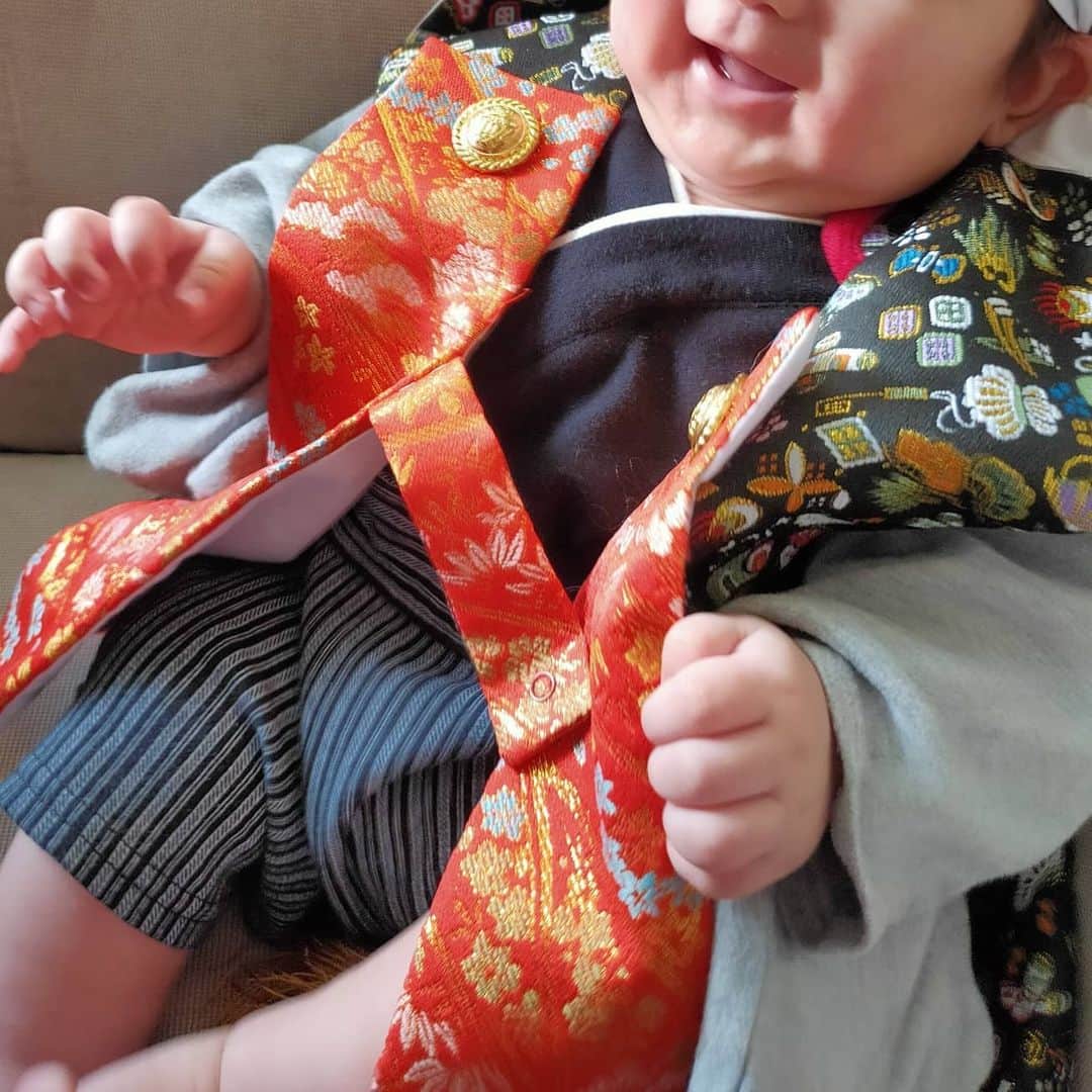 宮下ともみさんのインスタグラム写真 宮下ともみinstagram 初節句 こどもの日 今日もニコニコ楽しく過ごそうね 初節句 お祝い こどもの日 袴 兄弟おそろい 2歳2ヶ月 生後3ヶ月 仲良し兄弟 健やかに成長しますように あごのお肉 おうち時間