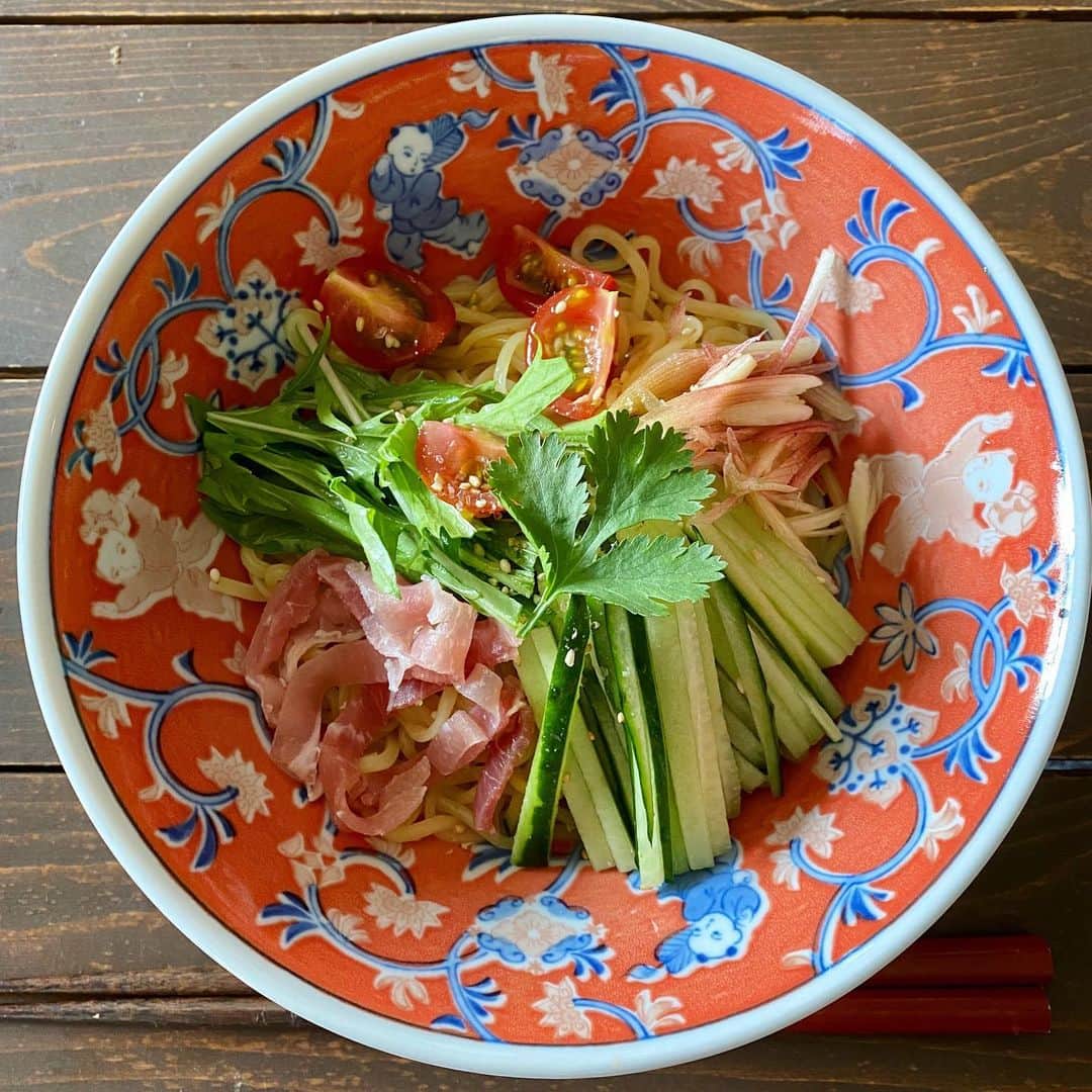 小鳥遊しほのインスタグラム：「オススメの冷やし中華。きゅうり・みょうが・水菜・トマト・生ハム・パクチー。食感と清涼感抜群です。ハムじゃなくて生ハムにすると深みが出ておいしくてマイブーム🐖  ちなみにタレは柚子風味。ごまを振るのも忘れずに。  #小鳥飯 #冷やし中華はじめました #麺スタグラム #料理 #自炊 #おうち時間」