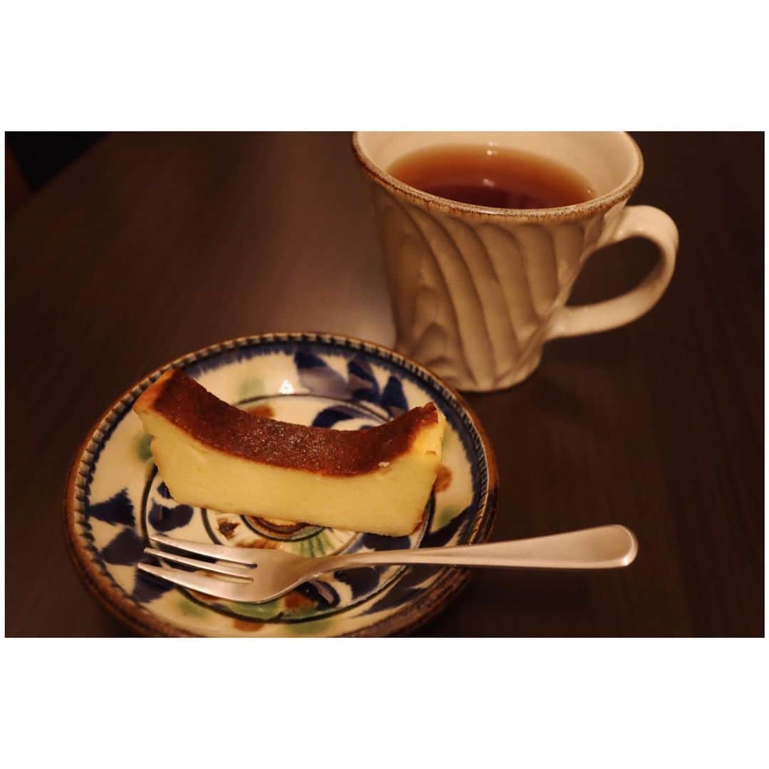 小口桃子さんのインスタグラム写真 - (小口桃子Instagram)「美味しくできた！お皿可愛い！﻿ ﻿ ﻿ #stayhome﻿ #stayhomecooking﻿ #cheesecake﻿ #やちむん﻿」5月5日 13時48分 - momoko_oguchi