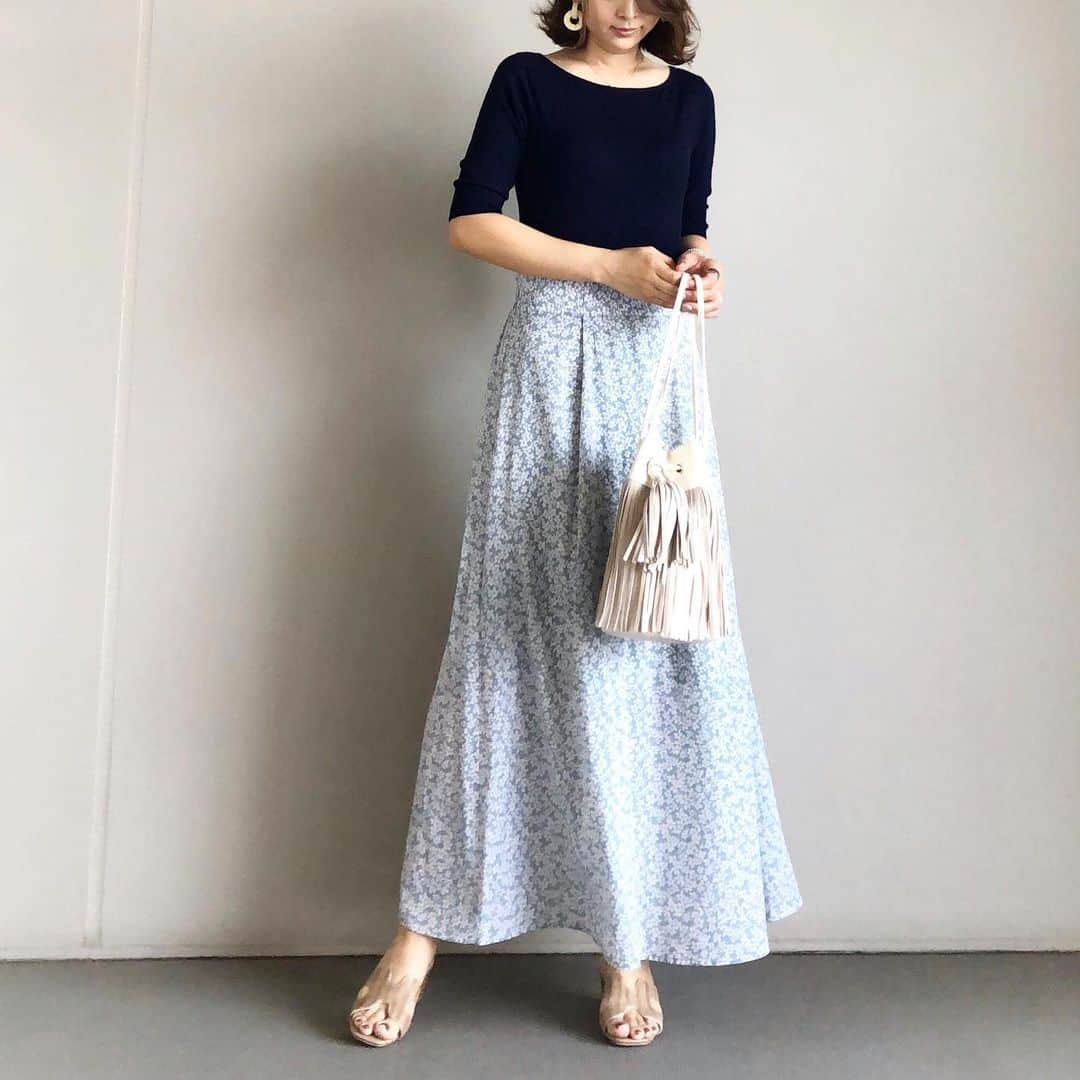 yu-coさんのインスタグラム写真 - (yu-coInstagram)「#code ・ ・ 春先にGETしたしまむらのスカート👗 ・ ・. 水色に小花柄がとっても可愛い…♡ ・ ・ ・ tops: @reedit_official  bottom: @grshimamura  bag: @urs_official  shoes: @titivatejp ・ ・ ⑅⃝詳しくはblogでご紹介しています → https://ameblo.jp/mainichi-okaimonobiyori ┈┈┈┈┈┈┈┈┈┈┈┈┈┈┈┈ #先日のコーデ #ママコーデ #きれいめカジュアル #大人カジュアルコーデ #titivate #titivatestyle #urs #urstyle #しまむら  #しまむらコーデ」5月5日 13時50分 - yu_co.yu_co