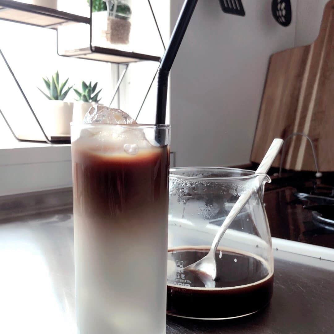 荒浪和沙のインスタグラム：「二層アイスカフェラテ。オレ？かな。 妊娠中はカフェインも糖質も制限しなきゃだから おうちカフェはむしろいいのかもしれない…  #おうちカフェ　#二層カフェオレ　#妊娠　#妊婦　#妊娠35週」