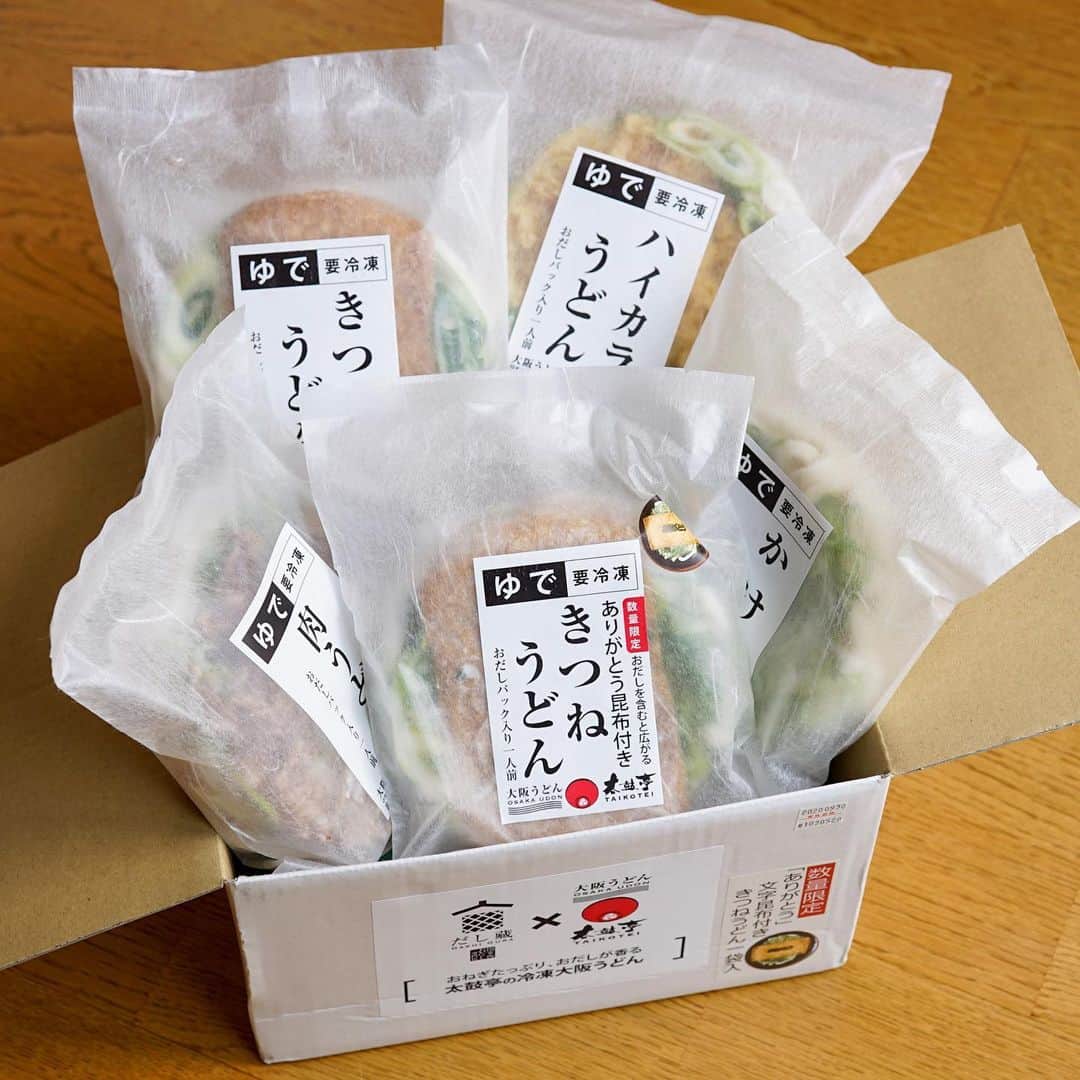 hirokoさんのインスタグラム写真 - (hirokoInstagram)「🌱2020.5.5（火）﻿ ✽.｡.:*・ﾟ #hiroponのおうちごはん﻿ ﻿ 今日のお昼ごはんは#うどん﻿ ﻿ アンバサダーをさせて頂いてる @dashi_gura さんから﻿ 『太鼓亭の冷凍大阪うどん』が発売されました👏🏻﻿ 早速#きつねうどん からいただきました😋﻿ ﻿ ﻿ だし蔵さん自慢の#うどんのおだし が付いた﻿ #冷凍うどん で〜す﻿ ▪︎ 大判きつねがジューシーな「きつねうどん」﻿ ▪︎ シャキシャキおネギの「かけうどん」﻿ ▪︎ 天ぷら（かき揚げ）の「ハイカラうどん」﻿ ▪︎ 牛肉たっぷりの「肉うどん」﻿ この4種類＋「ありがとう昆布付き」きつねうどん﻿ 計5食分で販売されてます﻿ 「ありがとう」の「と」が切れちゃってますが... ﻿ ﻿ 作り方・‥…━━━☞﻿ ① 鍋に水450mlとだしパックを入れ沸騰してから4〜5分煮出した後 だしパックを取り出します﻿ ② 具付きの冷凍うどんを鍋に入れうどんをほぐします（勝手にほぐれてきます）﻿ ③ ひと煮立ちしたら器に入れ出来上がり﻿ ﻿ ☆電子レンジで時短調理もできま〜す﻿ ﻿ －285kcal－（きつねうどん1食分）﻿ ⦿ タンパク質：27.6g﻿ ⦿ 脂質：9.5g﻿ ⦿ 炭水化物：64.4g﻿ ⦿ 糖質：22.3g﻿ ﻿ ﻿ おだしが染み込んだジューシーなお揚げさん...﻿ うどんは太めでネギもたっぷり入って﻿ 「美味し〜い」﻿ ﻿ 「ありがとう昆布付き」なので﻿ 母の日のや感謝･お礼をしたい方への贈り物としても喜ばれそうですよ﻿ 「ありがとう昆布付き」は数量限定です﻿ ﻿ ﻿ ﻿ ﻿ .........The end ◥█̆̈◤🥢﻿ #だし蔵アンバサダー #関西うどん #関西おだし #大阪うどん #昼ごはん #インスタフード #おうちごはん通信 #おうちごはんLover #くらしメイド #フーディーテーブル #マカロニメイト #デリミア #デリスタグラマー #バランスの良い食事 #てづくりごはん365 #うちのシェフ #snapdish #macaroni #おうち時間 #おうちごはん #locari_kitchen #lin_stagrammer﻿ ・」5月5日 13時57分 - hiropon0201