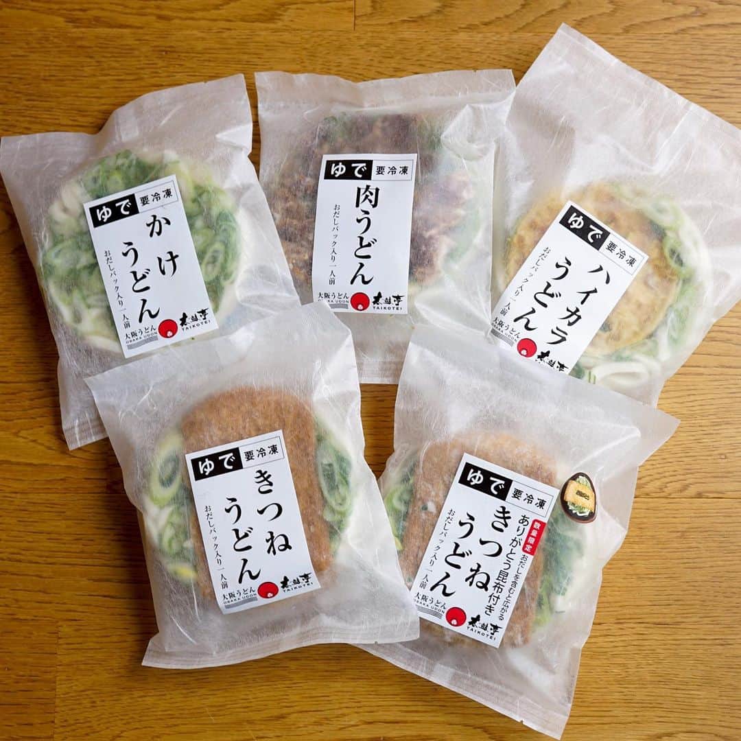 hirokoさんのインスタグラム写真 - (hirokoInstagram)「🌱2020.5.5（火）﻿ ✽.｡.:*・ﾟ #hiroponのおうちごはん﻿ ﻿ 今日のお昼ごはんは#うどん﻿ ﻿ アンバサダーをさせて頂いてる @dashi_gura さんから﻿ 『太鼓亭の冷凍大阪うどん』が発売されました👏🏻﻿ 早速#きつねうどん からいただきました😋﻿ ﻿ ﻿ だし蔵さん自慢の#うどんのおだし が付いた﻿ #冷凍うどん で〜す﻿ ▪︎ 大判きつねがジューシーな「きつねうどん」﻿ ▪︎ シャキシャキおネギの「かけうどん」﻿ ▪︎ 天ぷら（かき揚げ）の「ハイカラうどん」﻿ ▪︎ 牛肉たっぷりの「肉うどん」﻿ この4種類＋「ありがとう昆布付き」きつねうどん﻿ 計5食分で販売されてます﻿ 「ありがとう」の「と」が切れちゃってますが... ﻿ ﻿ 作り方・‥…━━━☞﻿ ① 鍋に水450mlとだしパックを入れ沸騰してから4〜5分煮出した後 だしパックを取り出します﻿ ② 具付きの冷凍うどんを鍋に入れうどんをほぐします（勝手にほぐれてきます）﻿ ③ ひと煮立ちしたら器に入れ出来上がり﻿ ﻿ ☆電子レンジで時短調理もできま〜す﻿ ﻿ －285kcal－（きつねうどん1食分）﻿ ⦿ タンパク質：27.6g﻿ ⦿ 脂質：9.5g﻿ ⦿ 炭水化物：64.4g﻿ ⦿ 糖質：22.3g﻿ ﻿ ﻿ おだしが染み込んだジューシーなお揚げさん...﻿ うどんは太めでネギもたっぷり入って﻿ 「美味し〜い」﻿ ﻿ 「ありがとう昆布付き」なので﻿ 母の日のや感謝･お礼をしたい方への贈り物としても喜ばれそうですよ﻿ 「ありがとう昆布付き」は数量限定です﻿ ﻿ ﻿ ﻿ ﻿ .........The end ◥█̆̈◤🥢﻿ #だし蔵アンバサダー #関西うどん #関西おだし #大阪うどん #昼ごはん #インスタフード #おうちごはん通信 #おうちごはんLover #くらしメイド #フーディーテーブル #マカロニメイト #デリミア #デリスタグラマー #バランスの良い食事 #てづくりごはん365 #うちのシェフ #snapdish #macaroni #おうち時間 #おうちごはん #locari_kitchen #lin_stagrammer﻿ ・」5月5日 13時57分 - hiropon0201