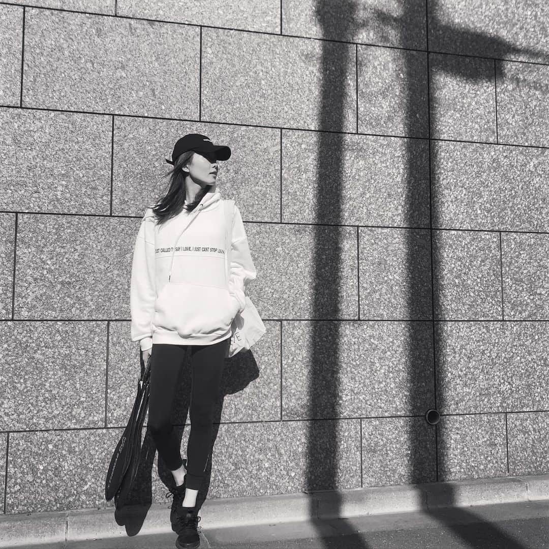 のインスタグラム：「外でマスクしてバドミントン🏸✨ マスクしてるとかなりの有酸素運動になる ・ 家トレはビリーを続けていてジム行ってる時より良い身体になってきた😳やっぱり毎日が大事だな〜と実感しています。 ・ ・ ・ ・ ・ #バドミントン#ハマり中  #家トレ#お家時間 #ビリーズブートキャンプ#YouTube #お家で出来る筋トレ」