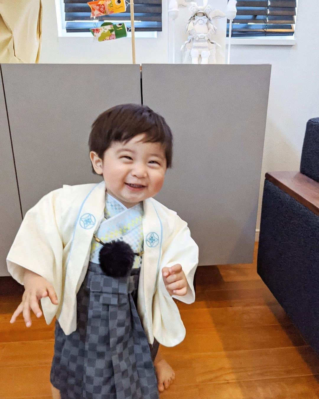 ソンイさんのインスタグラム写真 - (ソンイInstagram)「節句祝い👦🏻🎏🌈﻿ ﻿ 生後1ヶ月初節句(7枚目)と、生後3ヶ月お食い初め(8枚目)の時に着たぶかぶかな袴が今年はジャストサイズになりました⛩❤️﻿ ﻿ ハイハイもしなくなり、成長への喜びと共に「最後」の瞬間も増えてきて寂しいなぁ😭💕﻿ 最後のハイハイしっかり見納めたかったけど子供は待ってくれないね🥺﻿ 次の最後はどんな事なんだろう😌﻿ ﻿ これからも君が健康に元気に育ってくれればそれだけで幸せ。﻿子供の日おめでとう🎏❤️﻿ ﻿ #生後13ヶ月 #1歳1ヶ月 #男の子ベビー #節句祝い #子供の日 #鯉のぼり #五月人形」5月5日 14時08分 - sunwei1013