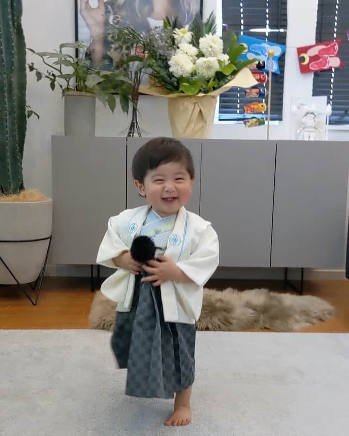 ソンイのインスタグラム：「節句祝い👦🏻🎏🌈﻿ ﻿ 生後1ヶ月初節句(7枚目)と、生後3ヶ月お食い初め(8枚目)の時に着たぶかぶかな袴が今年はジャストサイズになりました⛩❤️﻿ ﻿ ハイハイもしなくなり、成長への喜びと共に「最後」の瞬間も増えてきて寂しいなぁ😭💕﻿ 最後のハイハイしっかり見納めたかったけど子供は待ってくれないね🥺﻿ 次の最後はどんな事なんだろう😌﻿ ﻿ これからも君が健康に元気に育ってくれればそれだけで幸せ。﻿子供の日おめでとう🎏❤️﻿ ﻿ #生後13ヶ月 #1歳1ヶ月 #男の子ベビー #節句祝い #子供の日 #鯉のぼり #五月人形」