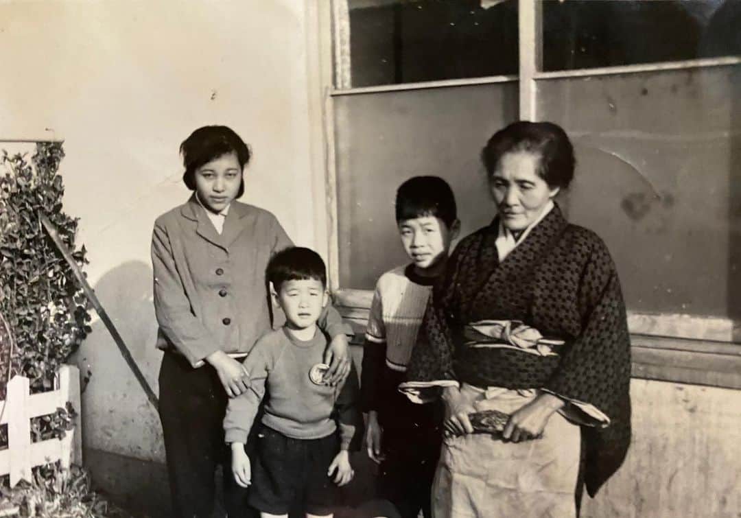 野本かりあのインスタグラム：「子供の日ということで、タカコの子供の頃の写真を。（何故に？） 1番右に立つのは、私の大好きなおばあちゃん。 着物についた煙草の匂い、懐かしい。 #子供の日」