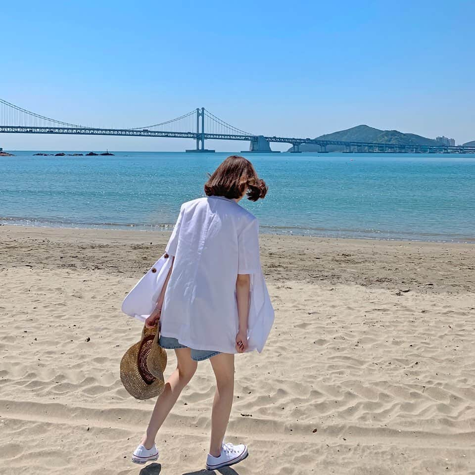 HOTPING公式アカウントさんのインスタグラム写真 - (HOTPING公式アカウントInstagram)「今日の釜山はすごくいい天気☀️ スヒョンちゃんは薄手のジャケットに デニムハーフパンツを合わせて 夏まで楽しめるコーデ❣️ 可愛いワンちゃんがゲスト出演してくれました🐶❣️」5月5日 14時04分 - hotping_japan