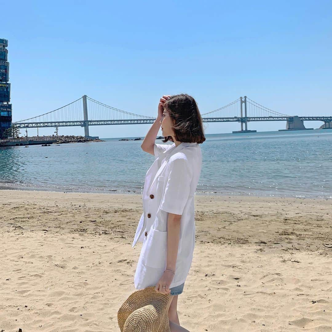 HOTPING公式アカウントさんのインスタグラム写真 - (HOTPING公式アカウントInstagram)「今日の釜山はすごくいい天気☀️ スヒョンちゃんは薄手のジャケットに デニムハーフパンツを合わせて 夏まで楽しめるコーデ❣️ 可愛いワンちゃんがゲスト出演してくれました🐶❣️」5月5日 14時04分 - hotping_japan