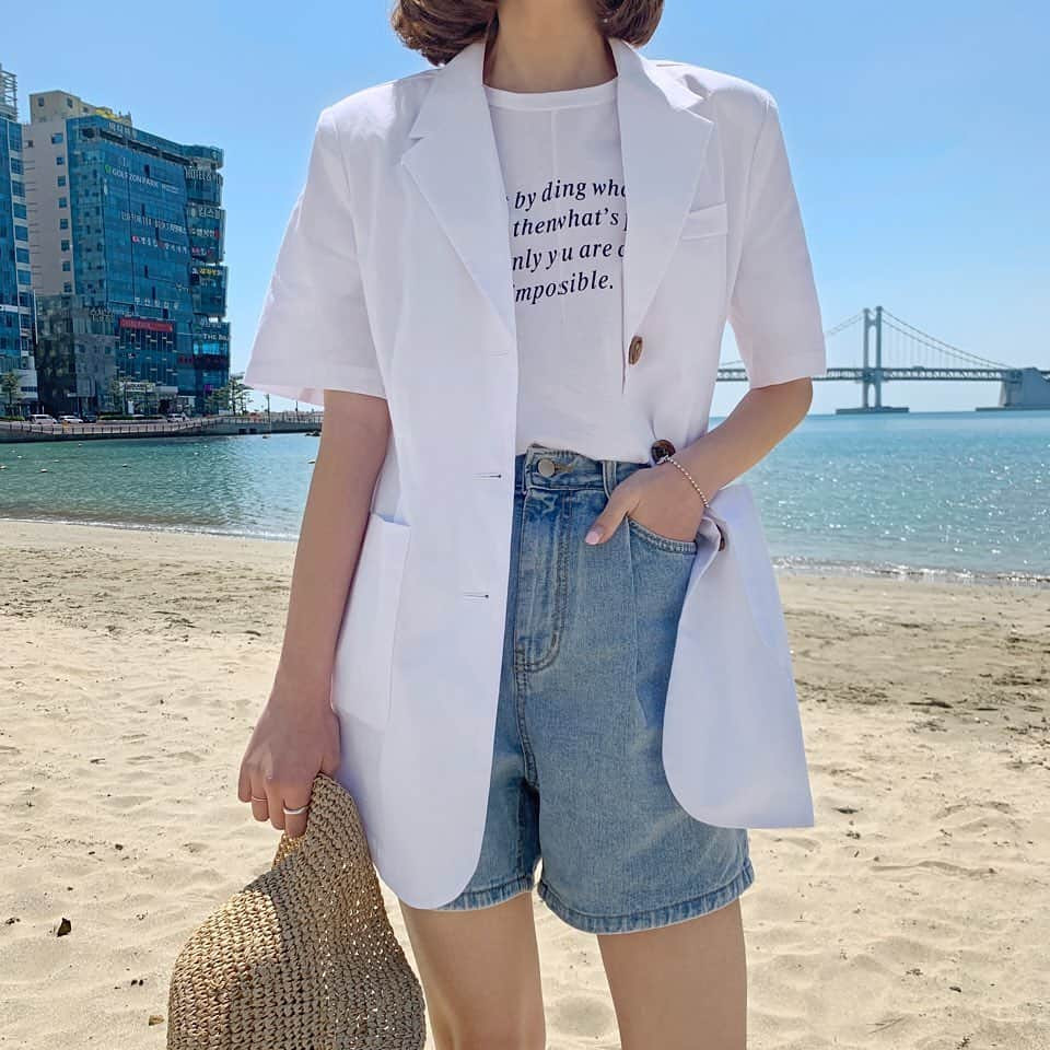 HOTPING公式アカウントさんのインスタグラム写真 - (HOTPING公式アカウントInstagram)「今日の釜山はすごくいい天気☀️ スヒョンちゃんは薄手のジャケットに デニムハーフパンツを合わせて 夏まで楽しめるコーデ❣️ 可愛いワンちゃんがゲスト出演してくれました🐶❣️」5月5日 14時04分 - hotping_japan