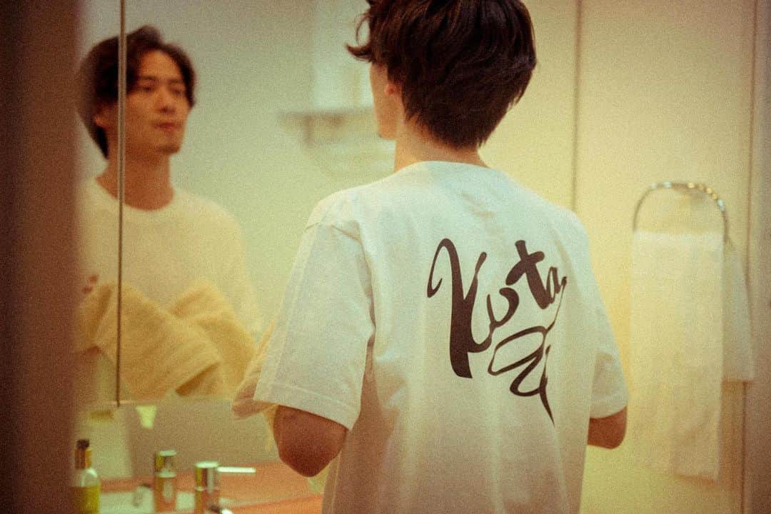 土屋光太朗のインスタグラム：「コロナ自粛でしばらくヘアセットしてないから久々にセットしたりしたらマジで上手くいかないよね笑　共感してくれる男子多いはず🤣 #kuta  #お家時間 #stayhome #fashion」