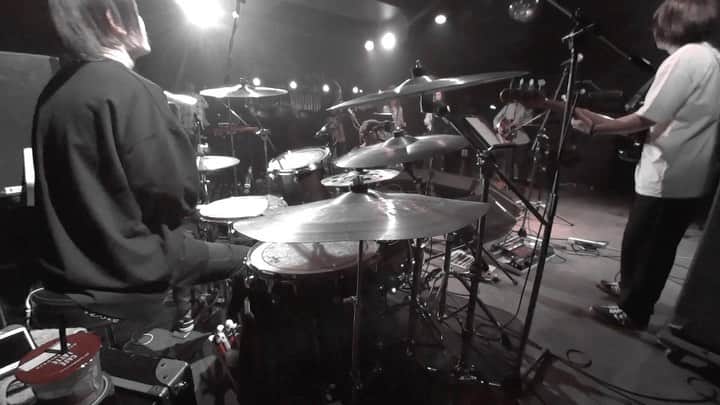 吉澤響のインスタグラム：「20200324 新代田FEVER 78年会ライブ配信 『Ring』/ Analogfish  78年会で初めてライブしたときもこの曲演奏したし、会場はFEVERだったなぁ。そのときよりうまく叩けた気がする笑 けんちゃんの作る歌ってちょっと変わってるのにキャッチーよね。  #セカイイチ #Analogfish #live #drums #drummer」
