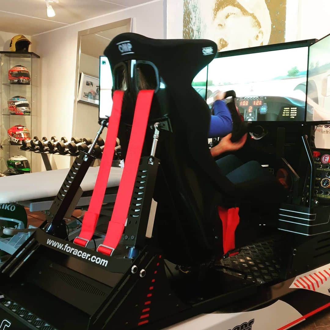 ヘイキ・コバライネンのインスタグラム：「Having fun with my @foracer sim! #foracer #F12019 #iRacing #rFactor」