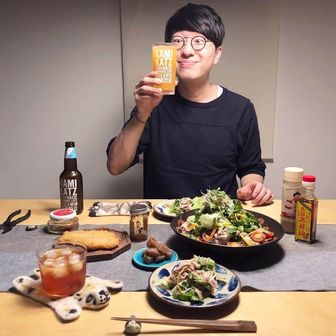 みわこさんのインスタグラム写真 - (みわこInstagram)「＊ こんな時間に晩ごはんpostです . ・野菜どっさり冷しゃぶ ・四宮かまぼこさんのイカ天 ・こんにゃくのぴり辛炒め ・上勝ビール（BEYOND THE SEA) . というわけで19時すぎ〜のインスタライブでは 徳島県上勝町 @kamikatz_beer をご紹介しました。 相変わらずのゆるゆる〜配信でしたが、 お付き合いありがとうございました☺️🤓♡ （今ストーリーからホームページに飛べます✍️） . 今、誰しもがはじめての状況に直面して、 大きな会社だから安泰という訳では決してないです。 上勝ビールさんたちも、野外イベントの中止、 ビアフェスの中止、居酒屋さんの短縮営業、 自店の短縮営業に、町への観光客の減少など、 すこしイメージしただけでもとっても大変な局面。 そして繁忙予想の量で、夏の仕込みをすでに もう半分ほどは終えてしまっていたそうです。 . だけど、売り先が見つからないのがもったいないビールだし、 コロナが終わるまで徳島にあり続けて貰わないと困るし、 来年も再来年も、おとなりでイベント出店したいのです。 東京タワー近くの @kamikatz_taproom さんの テイクアウトお料理はとても美味しそうだし、 お店存続のためのクラウドファンディングにも 挑戦中だそうで、がんばってもらいたいな。 . わたし実は、「地ビールはフルーティーで苦くないし、 ジュースみたいでちょっと苦手…」とかつて思ってました。 それがこのビールを飲んではじめて、覆ったんです。 味のバランスもセンスも、瓶同様とてもいいと感じます。 きょうみたいに暑い日がこれからもっと増えてきそうです。 徳島の美味しいビールで乾杯！して応援してくださいね。 . 最後に、最近DMがすこし届くので、この場を借りて。 ビールが売れても、いたぎ家さんのおかずセットや 豆仁さんのお豆が売れても、わたしたちには 1円も入りませんのでどうぞご安心してください。 伝えたい気持ちがあって、残したい気持ちがある。 品が良い。ただ、それだけです。PRじゃないけど、 心からのPRです。だから大切なフォロワーさんへ、 この場を借りて胸張ってご紹介させて頂いています。 これがこういう状況になって、わたしたちがやれることと 考えています。本当にいつも感謝をしています☺️🙏」5月6日 0時57分 - meganeandmiwa