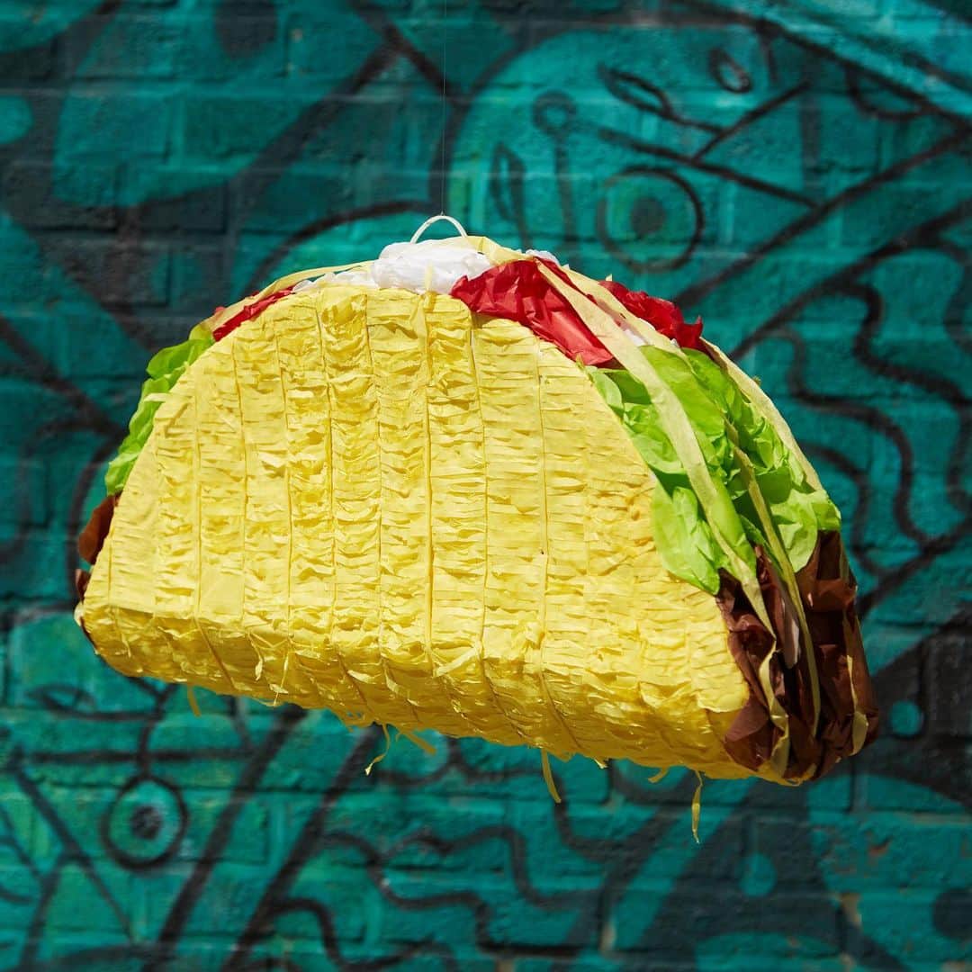 エラモスのインスタグラム：「It’s going to be an epic 🌮 Tuesday #cincodemayo  mural: @beaustanton」