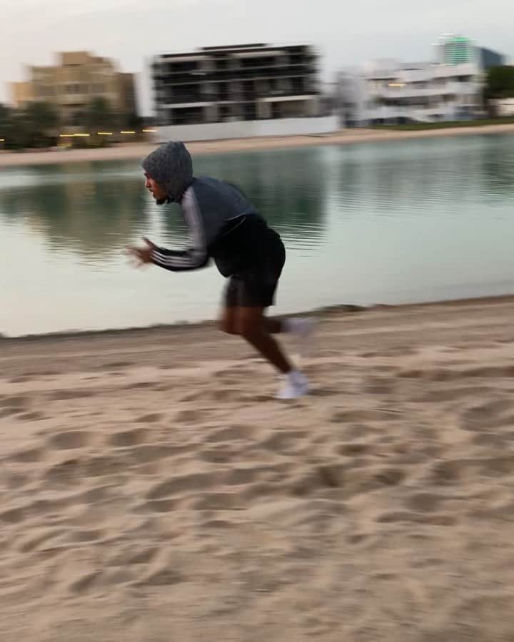 ナイジェル・デ・ヨングのインスタグラム：「No excuses.  10 x 10 strides.  Gotta keep this old body in shape 💪🏽 #Dedication #QuarentineLife」