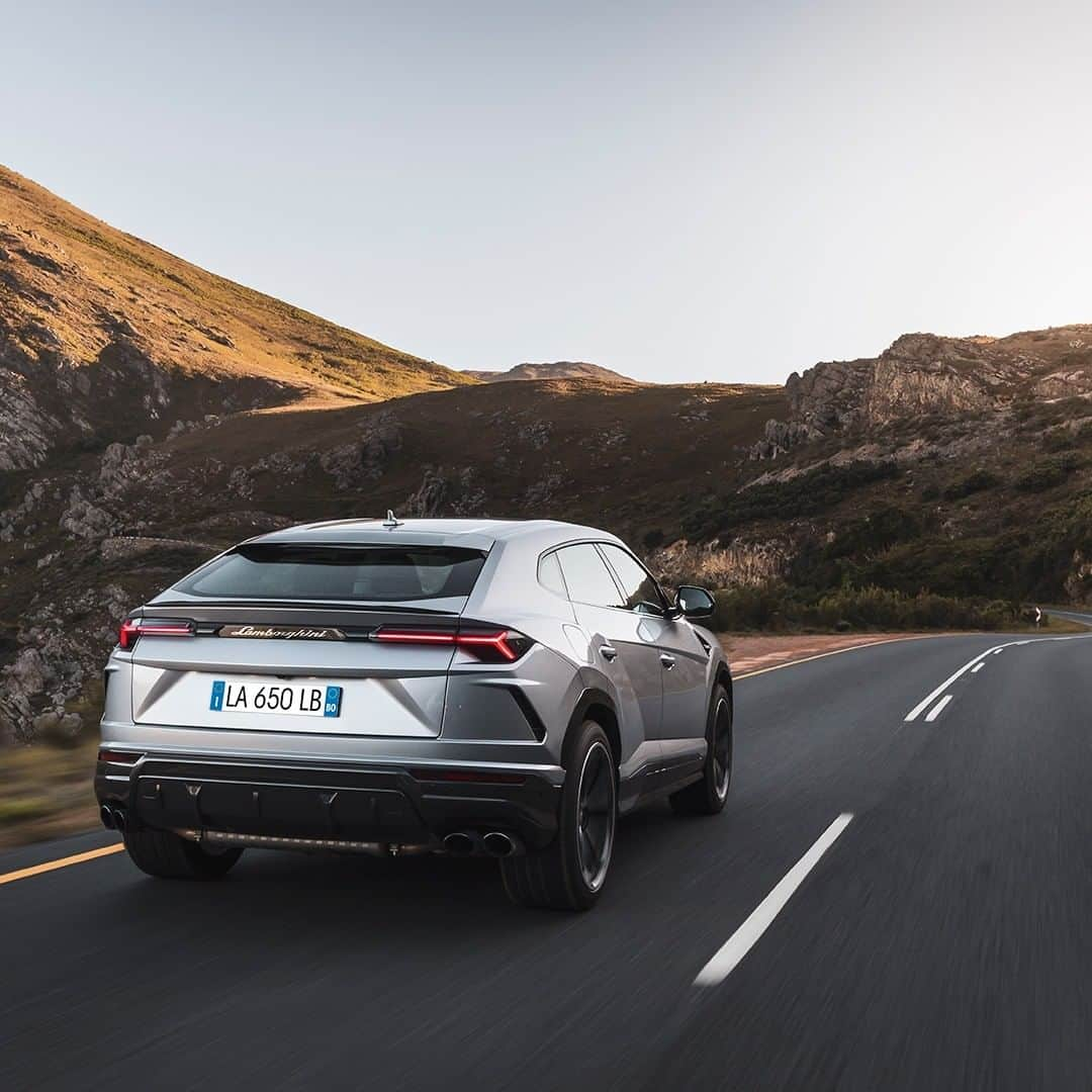 ランボルギーニさんのインスタグラム写真 - (ランボルギーニInstagram)「Spectacular things always have a way to draw you to them.  The epitome of design, performance, driving dynamics, and emotion - Urus is a Super SUV with a multi-faceted personality. This pure Lamborghini is the very definition of adventure.  #Lamborghini #Urus #SinceWeMadeItPossible」5月6日 1時01分 - lamborghini