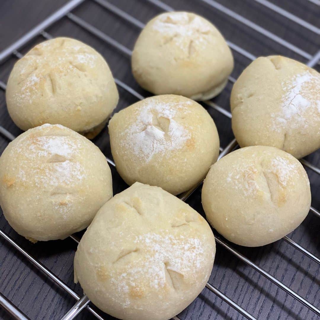 のインスタグラム：「・ お菓子作りだけじゃ飽き足らず、パンも焼いています🥖 ・ 発酵させてうまく膨らんだ時の満足感、綺麗に焼けた時の満足感、食べて美味しかった時の満足感。 ・ 強力粉とイースト、油、塩、砂糖があれば作れるし、安上がりな趣味かも😎 ・ こねて発酵させてこねて発酵させて、と繰り返してると、だんだん生地が可愛く見えてきます😍 ・ ・ #パン作り #パン生地癒される #気分転換に #お家パン #手作りパン #breadmaking #breadbaking」