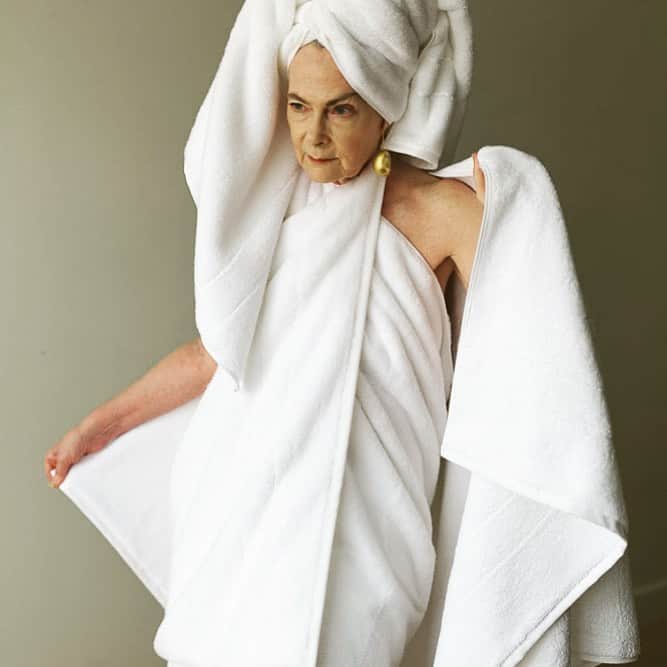 Accidental Iconさんのインスタグラム写真 - (Accidental IconInstagram)「My new @brooklinen towels are so luxurious I just had to make them fashion. Introducing Quarantine Couture. #brooklinen #mybrooklinenstyle」5月5日 23時31分 - iconaccidental