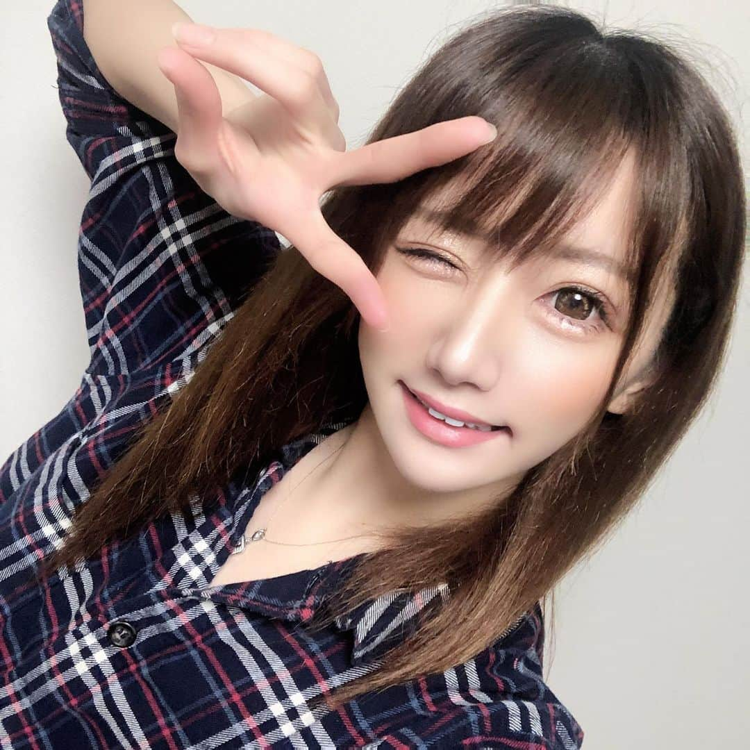 如月奈々のインスタグラム：「すっぴん投稿ばっかだたので一ヶ月ぶりに化粧した💄. . . #化粧 #パジャマ #たまお」