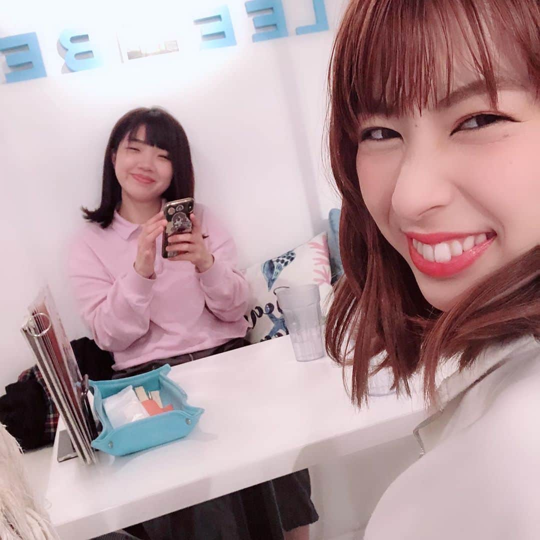 しよりさんのインスタグラム写真 - (しよりInstagram)「麻貴さんとインスタライブで、好きなところどこですかって質問が多かったんですけど、言い忘れてた！  一緒にいる時仏様みたいな顔でニコニコして癒されてるわぁ〜って言いながら、麻貴さんからも癒しオーラが出てるところです🥰 . . #3時のヒロイン」5月5日 23時52分 - shiyooori