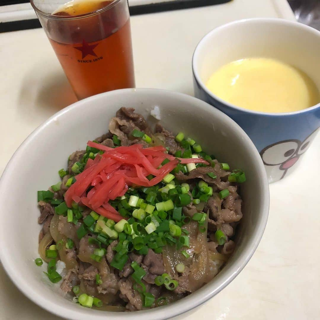 二上美紀子（GAMI）のインスタグラム：「０円生活チャレンジ 9日目  今日は玉ねぎが出てきたので牛丼つくりました！ 吉野家にはまけた またやってみよ  隣のドラえもんのカップに入ってるのは  茶碗蒸し  具はない  はじめてつくりました  味は普通に美味しい  まだ０円であと3日はいけますが、明日どうしても買わないといけないものがあるので今日で一旦終わり。 9日間いきれました ほんまにお金触らんかった！ 次は二週間目標でがんばります！ ＃コロナを楽しむ #０円生活 #孤独飯 #51歳独身」