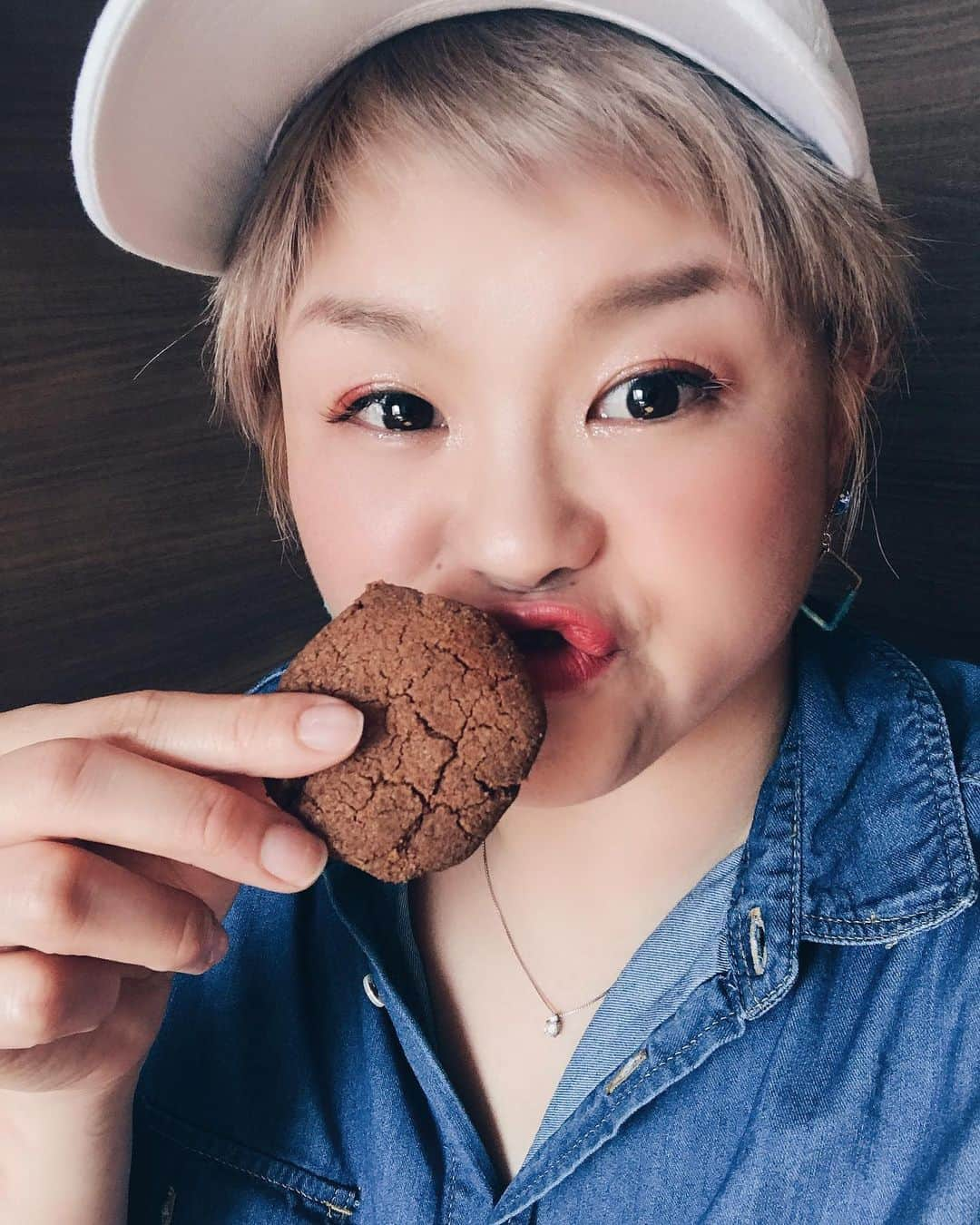 高橋奈苗さんのインスタグラム写真 - (高橋奈苗Instagram)「ヘルシークッキー作ったどー🍪 #AYAクッキー といってトレーナーのAYAさんがインスタに載せていたレシピで作った☆ アーモンド粉、ココナッツシュガー、バターをこねて丸にしてオーブンで焼くだけ。 さくさくでめちゃくちゃ美味しい💜❤💙💚 ・ 今日はZOOMでミーティングしたり、LINE会議したり、シードリングYouTubeのテスト配信したりこ忙しい感じ。 我闘雲舞の #chocopro 配信の水森vs藤田ミノル 戦で久々にプロレスで感動できて、 生配信ありがとう！！ プロレスありがとう！！ と思えた！ ・ おかげさまでその後はトレーニングをしっかりできました。 今、世志琥がTikTokで信じられないほどバズっていて、プロレス見たい！って思っていただけてる感じなので、みんなで気合い入れていきたいよね🔥  私はまず地道なリハビリをしっかり頑張る💪 ・ それではグッドナイト✋ ・ ・ #SEAdLINNNG #高橋奈七永 #クッキー　#stayhome #おうち時間　#お菓子作り　#ヘルシー　 #世志琥　#TikTok」5月5日 23時59分 - nanae_passion_