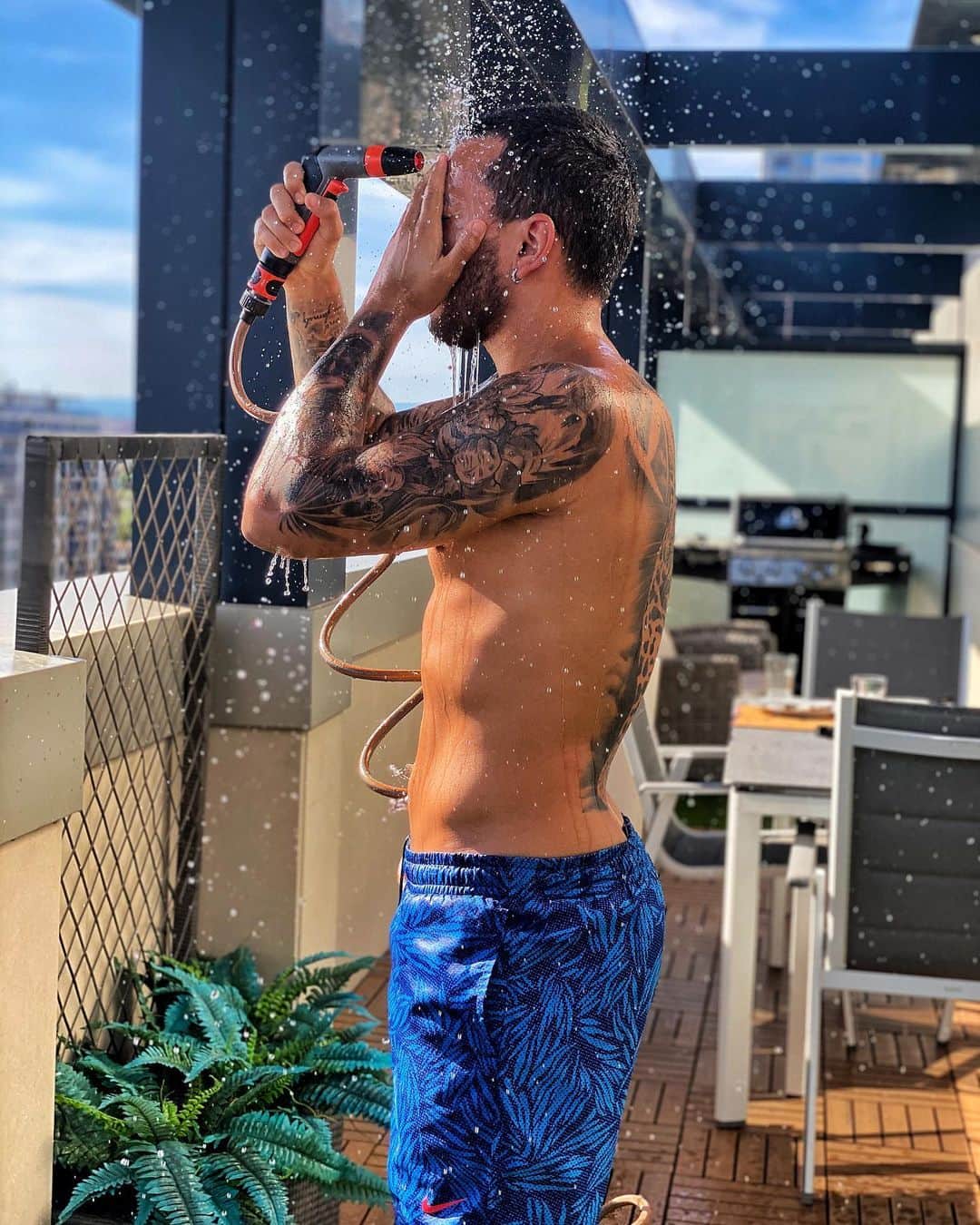ルベン・ヴェソのインスタグラム：「Refresh 💆🏽💦🔫」