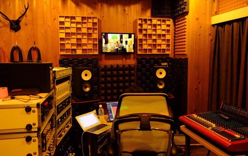 尼丁隆吉さんのインスタグラム写真 - (尼丁隆吉Instagram)「‪本日、新しいアルバムの‬ ‪レコーディング初日でした！‬ ‪いつもと違い‬ ‪厳しい制約の中での‬ ‪作業になりますが‬ ‪素敵な作品になるように‬ ‪これから尽力していきます！‬ ‪#アルバム制作 ‪#レコーディング‬」5月6日 0時22分 - ryukichiamacho